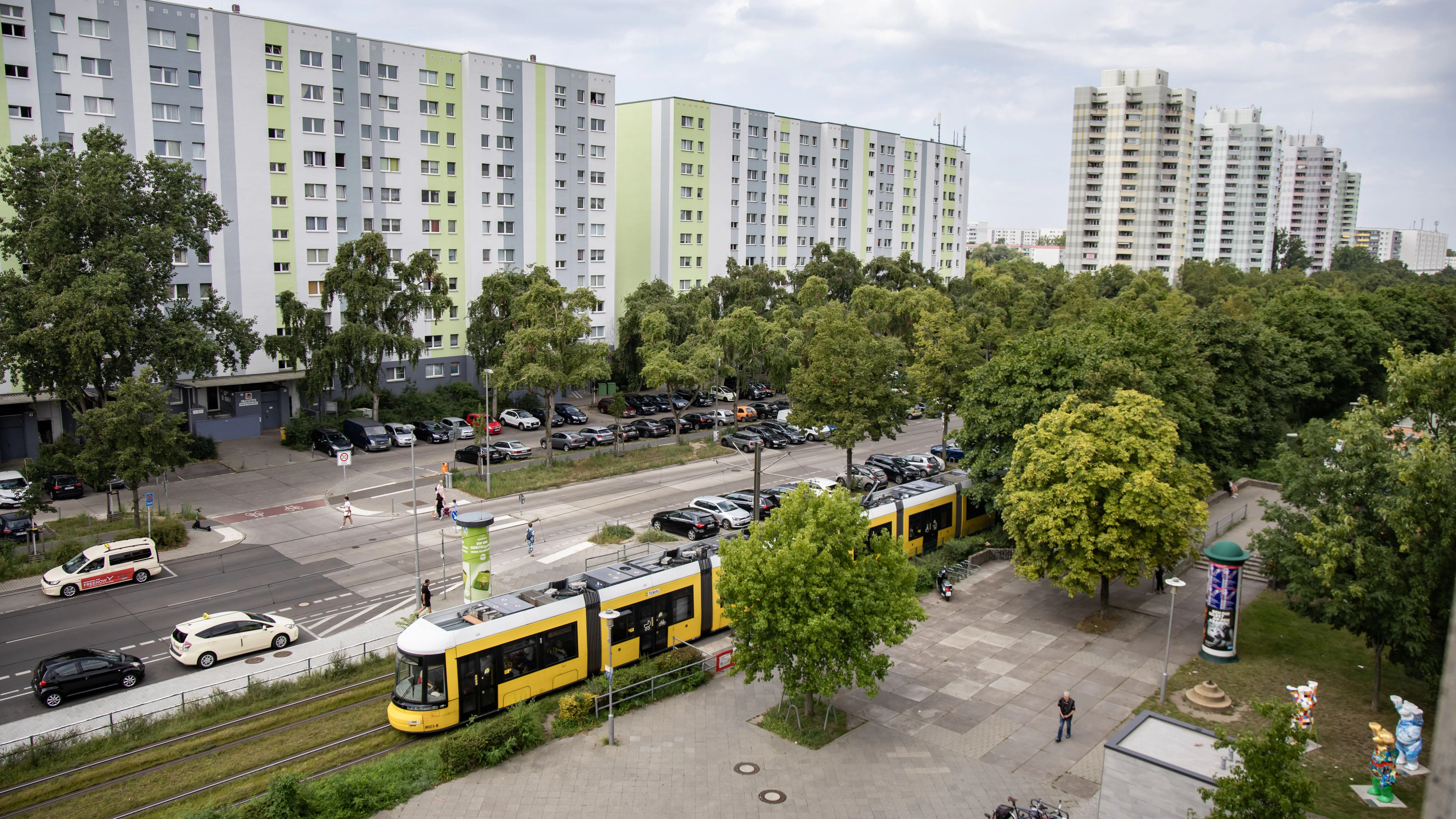 Der Blick auf der Zingster Straße aus dem Linden Center in Berlin Hohenschönhausen am 15. August 2024.