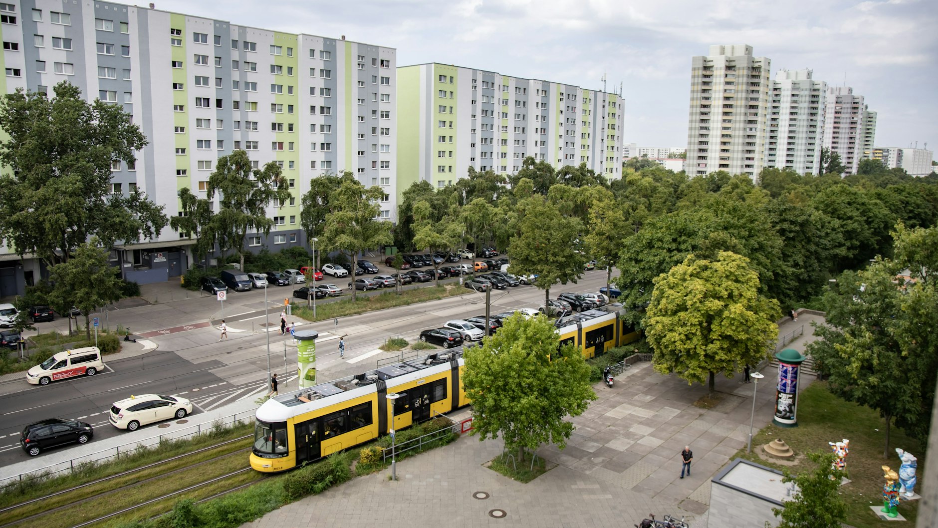 Der Blick auf der Zingster Straße aus dem Linden Center in Berlin Hohenschönhausen am 15. August 2024.