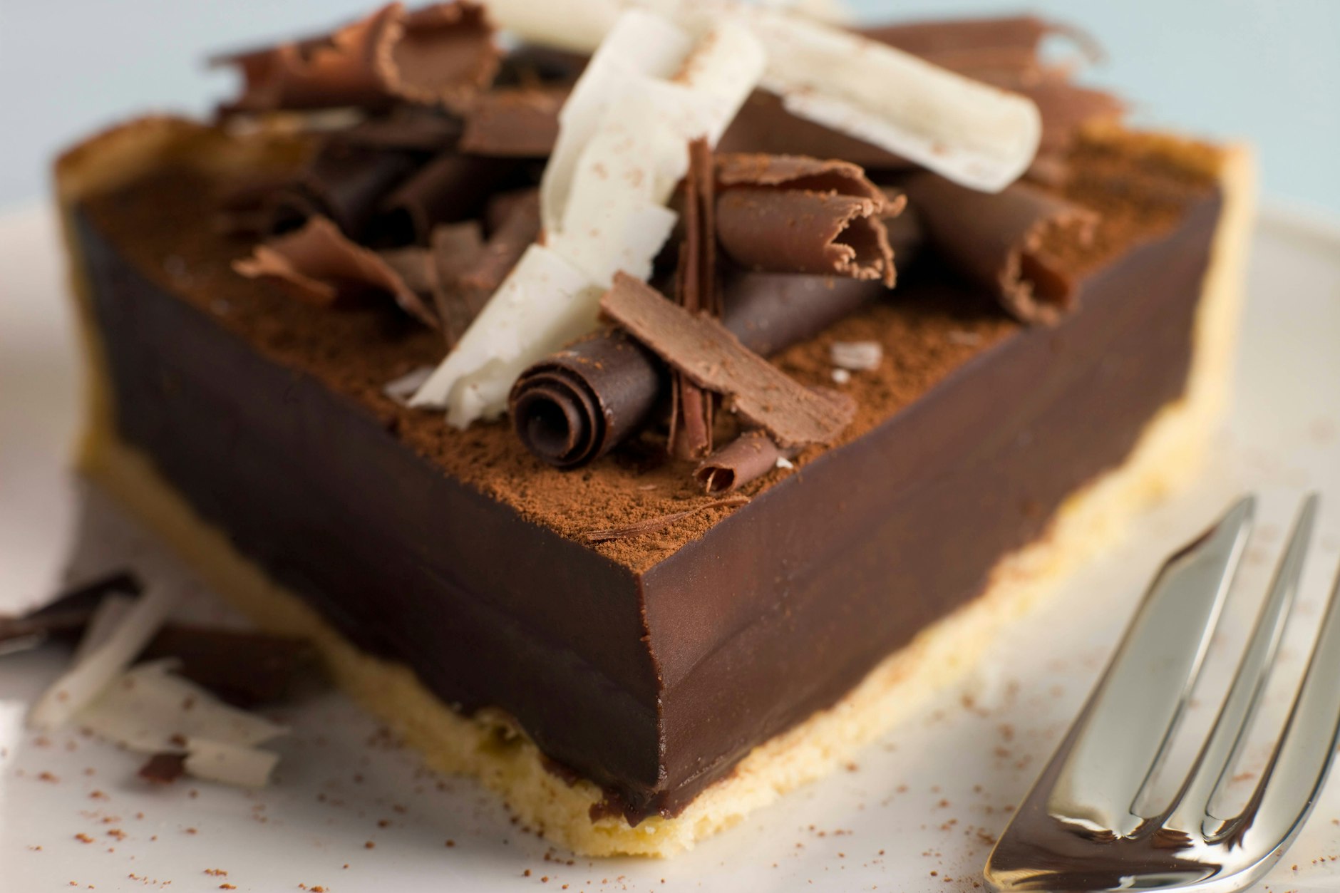 Die leckere Schokoladen-Tarte ist schnell und einfach gemacht – und schmeckt mit Schlagsahne einfach himmlisch.