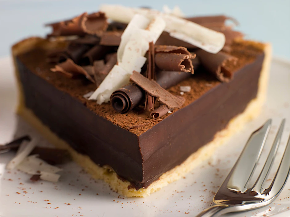 Die leckere Schokoladen-Tarte ist schnell und einfach gemacht – und schmeckt mit Schlagsahne einfach himmlisch.