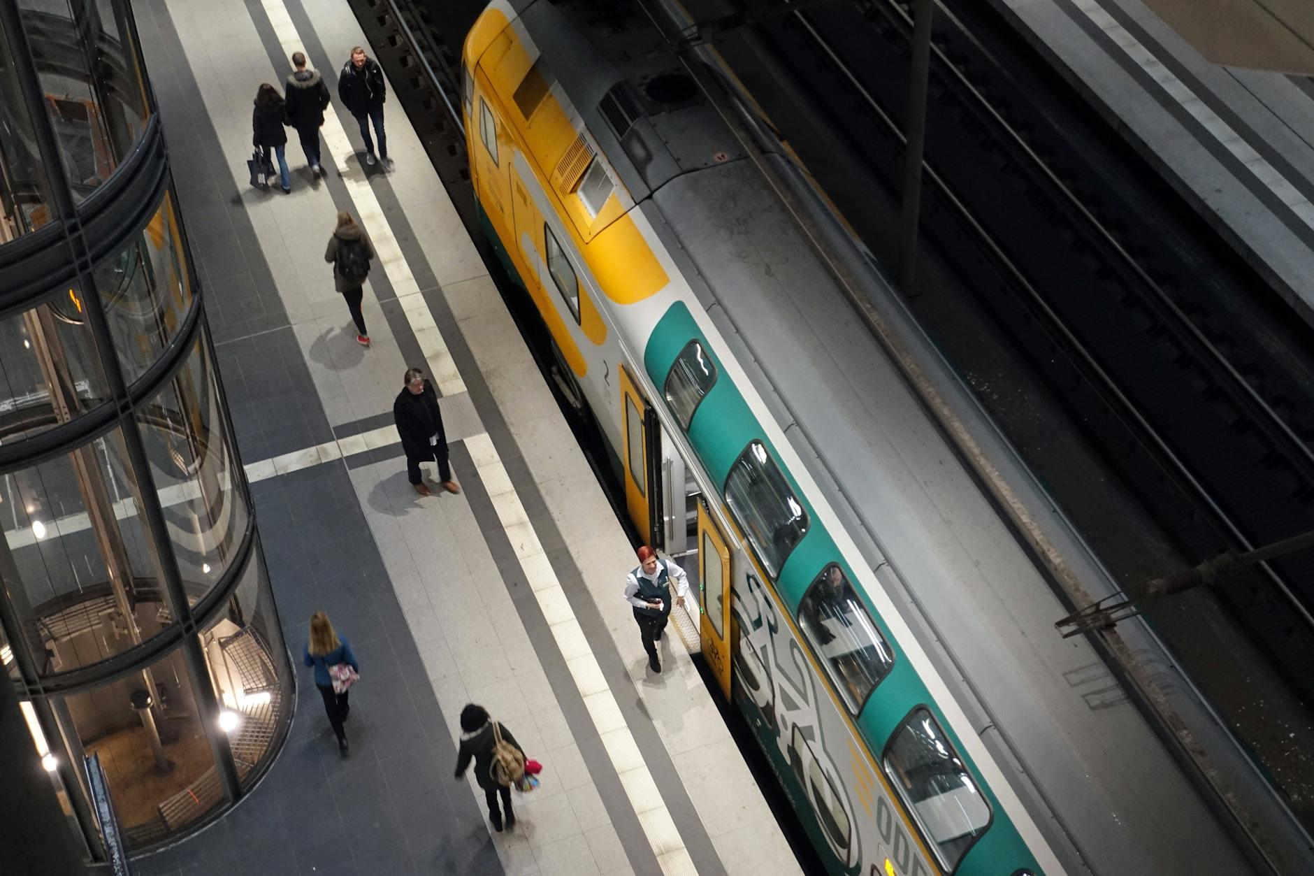 Noch rollt der Verkehr: Ein Zug der Ostdeutschen Eisenbahn hält im Berliner Hauptbahnhof. Der Arbeitsbesuch von Präsident Biden wird auch die Fahrgäste dieses Unternehmens betreffen.