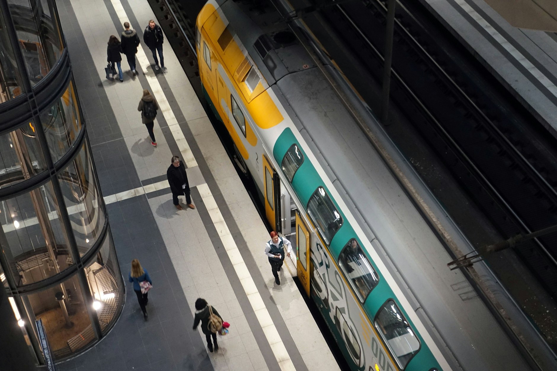 Noch rollt der Verkehr: Ein Zug der Ostdeutschen Eisenbahn hält im Berliner Hauptbahnhof. Der Arbeitsbesuch von Präsident Biden wird auch die Fahrgäste dieses Unternehmens betreffen.