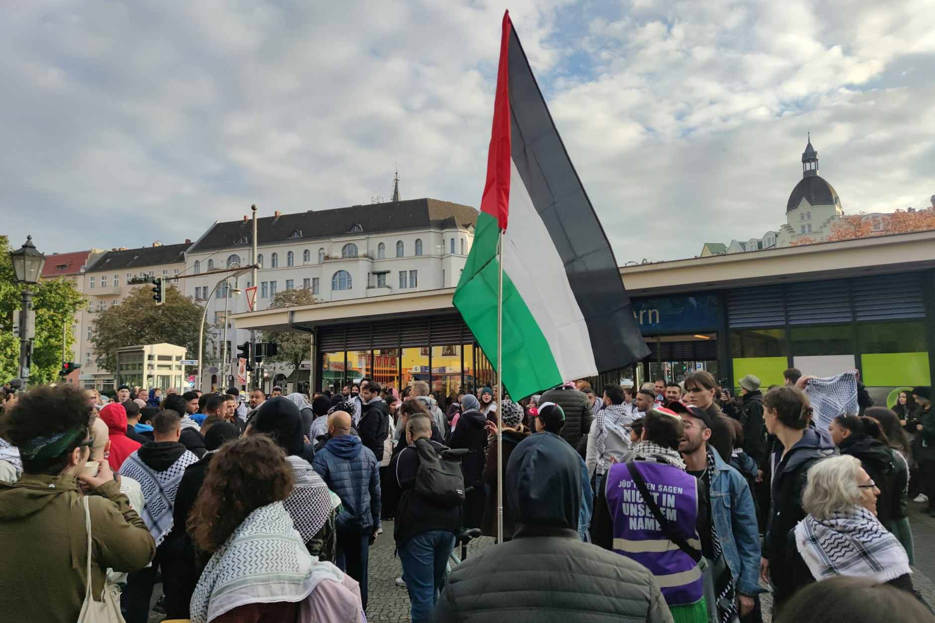 Pro-Palästinensische Demo und anti-israelische Demonstration in Berlin am 7. Oktober, dem Jahrestag des Hamas-Massakers.