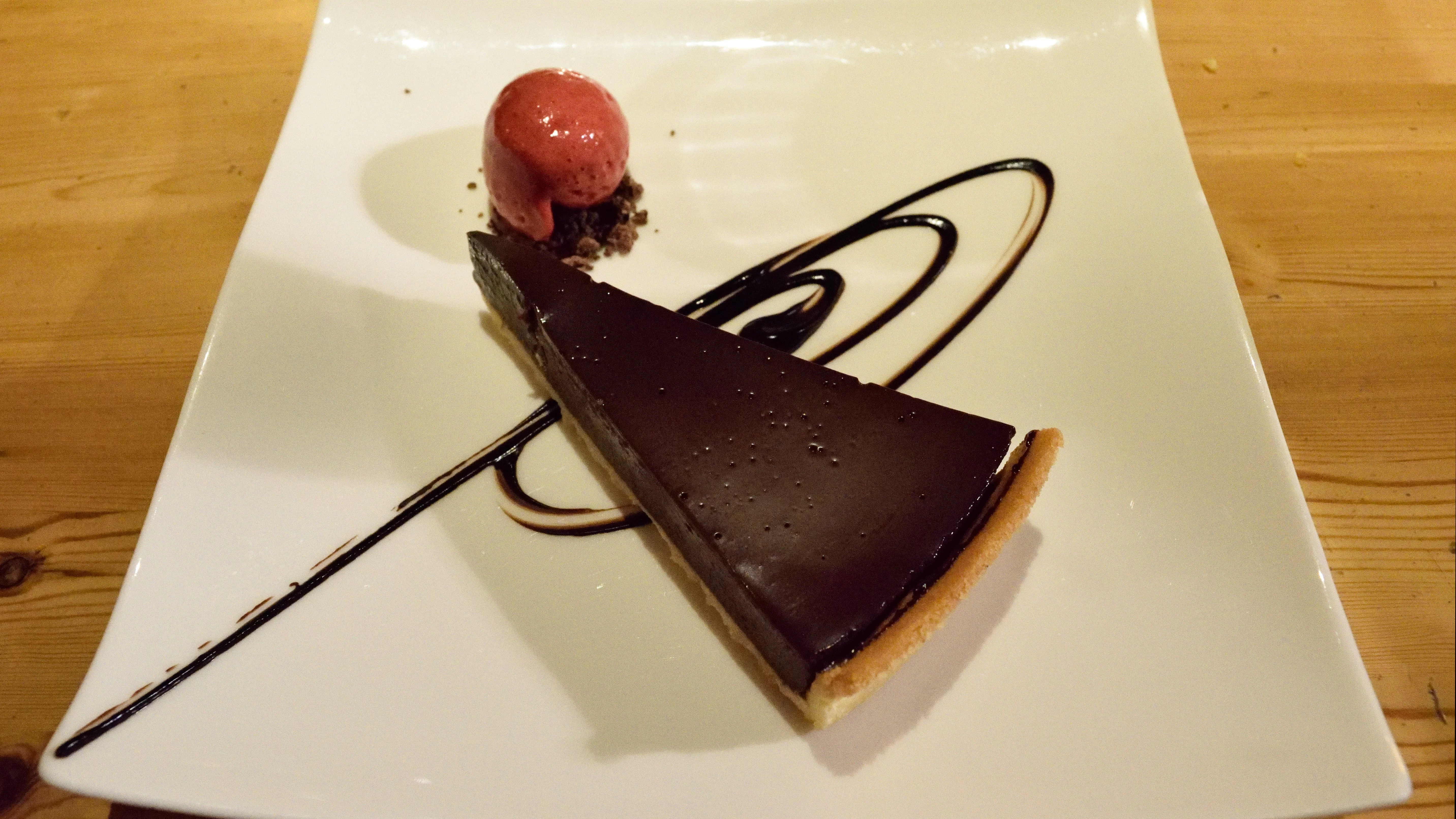 Eine Schoko-Tarte ist hübsch angerichtet ein echter edler Hingucker.