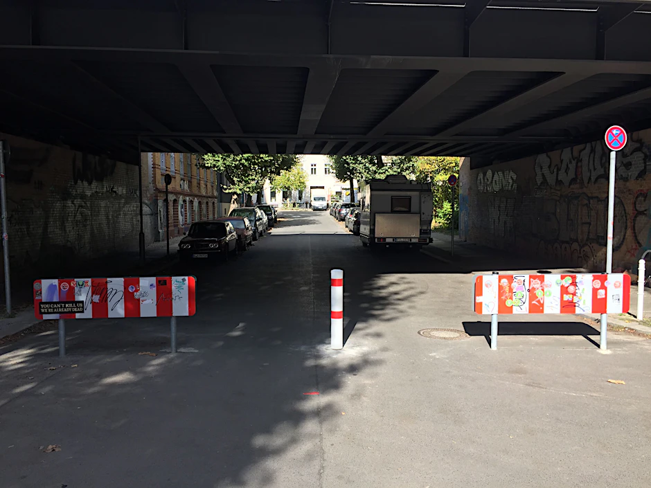 Um diesen Poller in der Stadthausstraße in Berlin-Lichtenberg gibt es Streit.