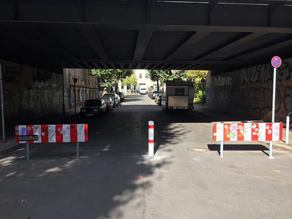 Poller-Rabatz in Lichtenberg: Anwohner bekriegen sich wegen Durchfahrtsperre