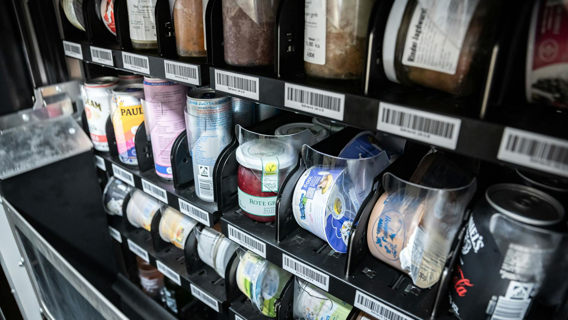 Das Sortiment in Emmas Kaufhalle ist auf einige wenige Marken beschränkt. Trotzdem bekommt man fast alles.