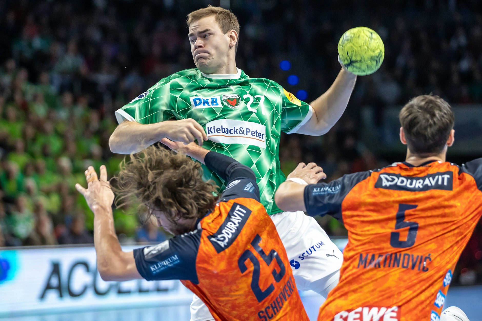 Max Beneke (beim Wurf) ist eins von sechs Eigengewächsen im Profikader der Füchse Berlin.