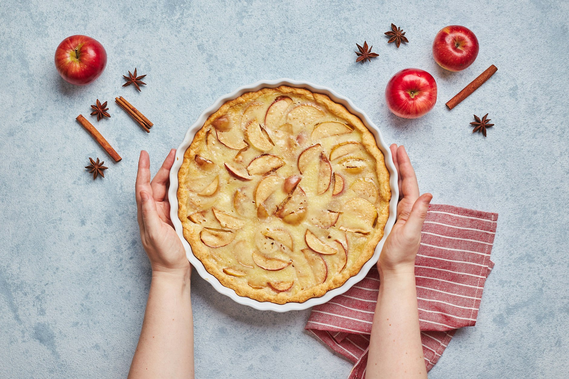 Apfelkuchen ist beliebt, vor allem Kinder mögen ihn. Erst recht, wenn er mit Pudding gemacht wird.