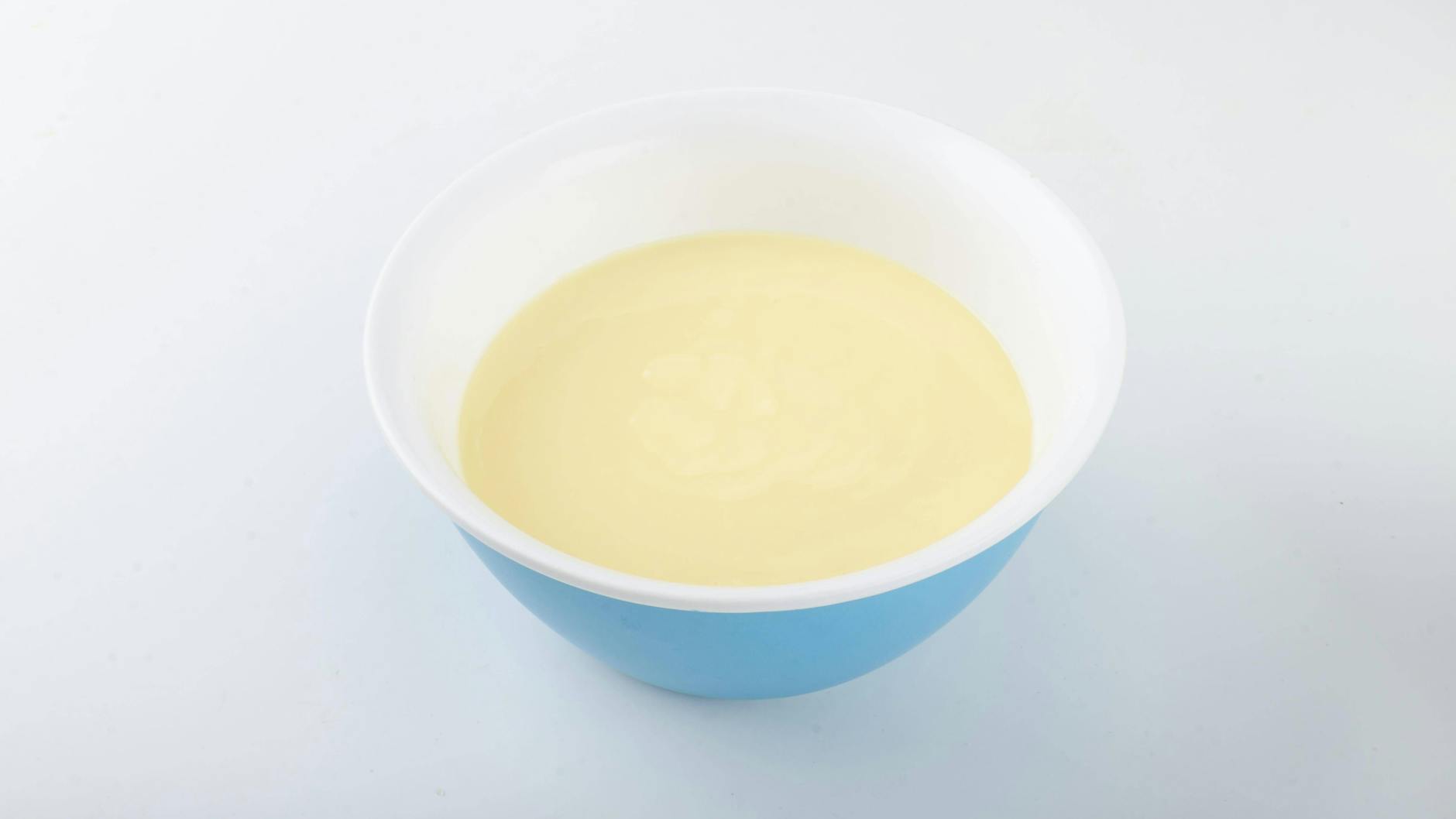 Der Pudding macht den Apfelkuchen bei diesem Rezept schön cremig.