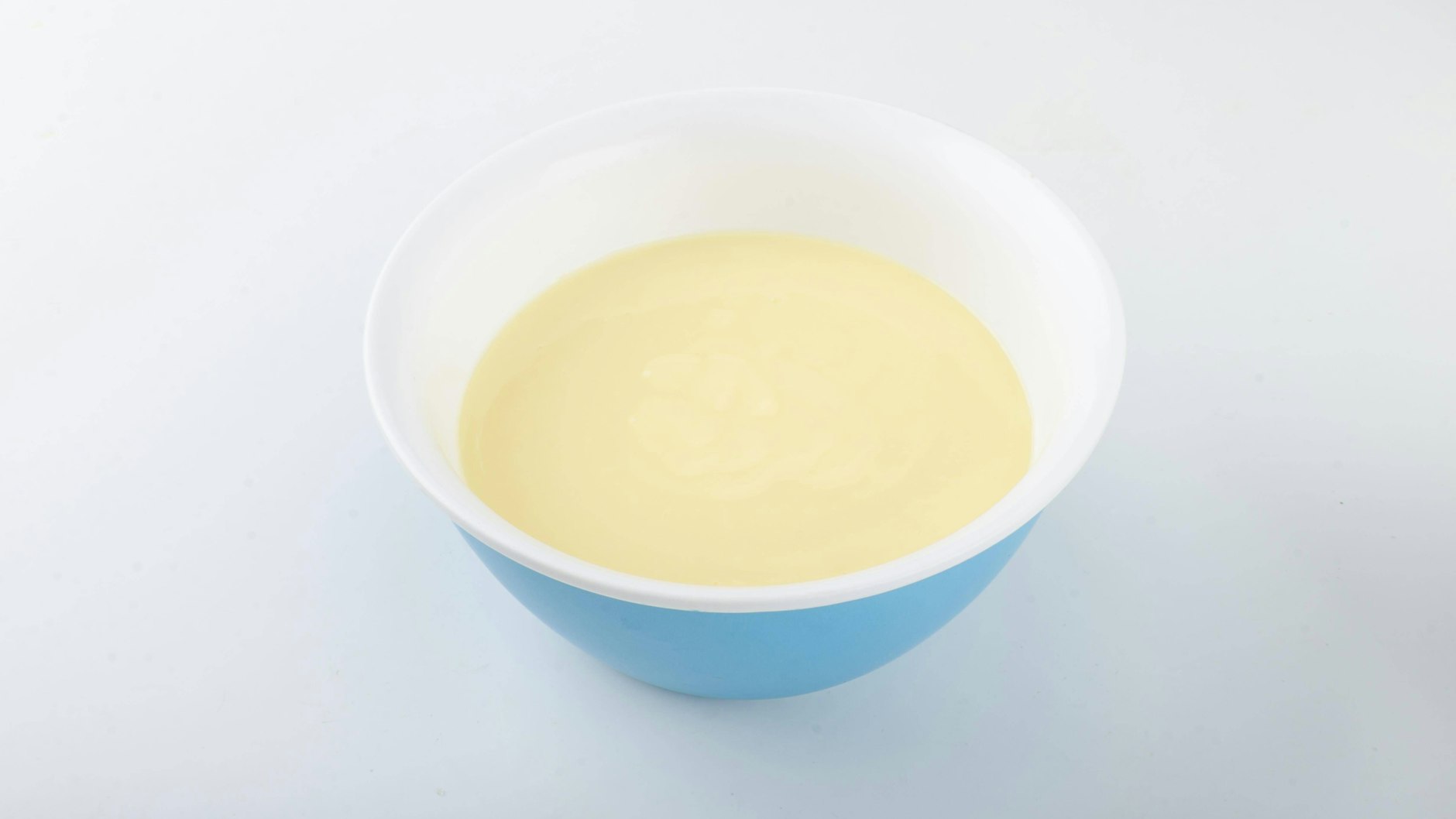 Der Pudding macht den Apfelkuchen bei diesem Rezept schön cremig.