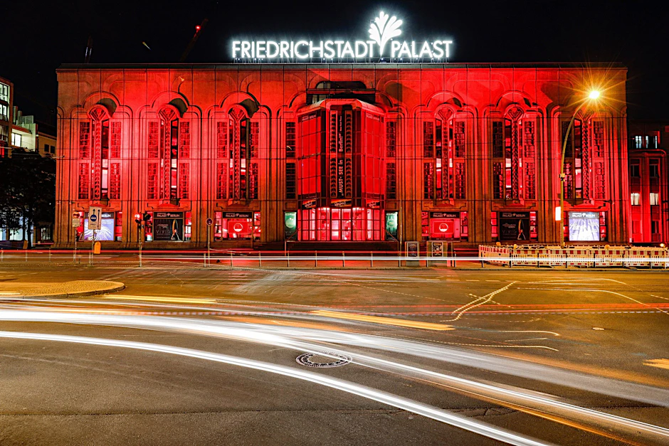 Der Friedrichstadt-Palast in Berlin: Dass die Fassade in Rot erstrahlen wird, ist ein Zeichen des Protestes.&nbsp;
