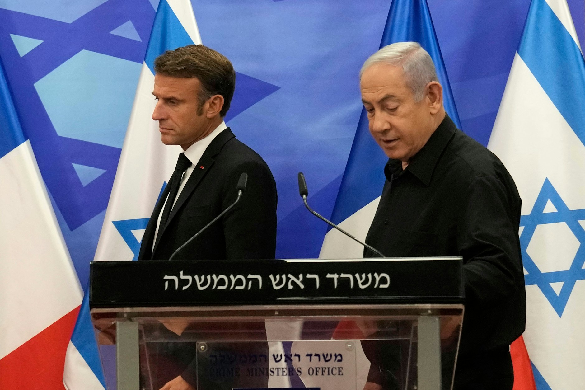 Emmanuel Macron und Benjamin Netanjahu (re.) vor einem Jahr bei einer gemeinsamen Pressekonferenz in Jerusalem.