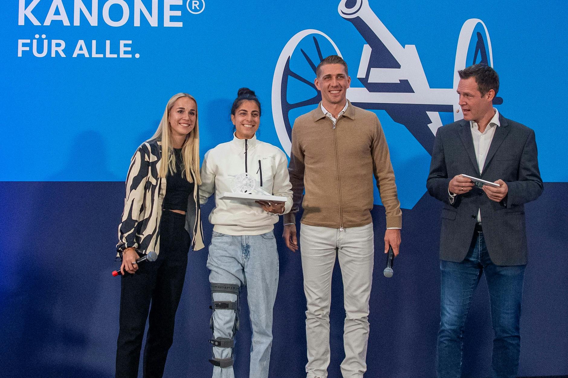 Ein ganz besonderes Foto für Sarah Abu Sabbah (2.v.l.): Die Spielerin des 1. FC Union Berlin freut sich neben Giulia Gwinn (l.) und Nils Petersen (2.v.r.) über die „Torjägerkanone für alle“.