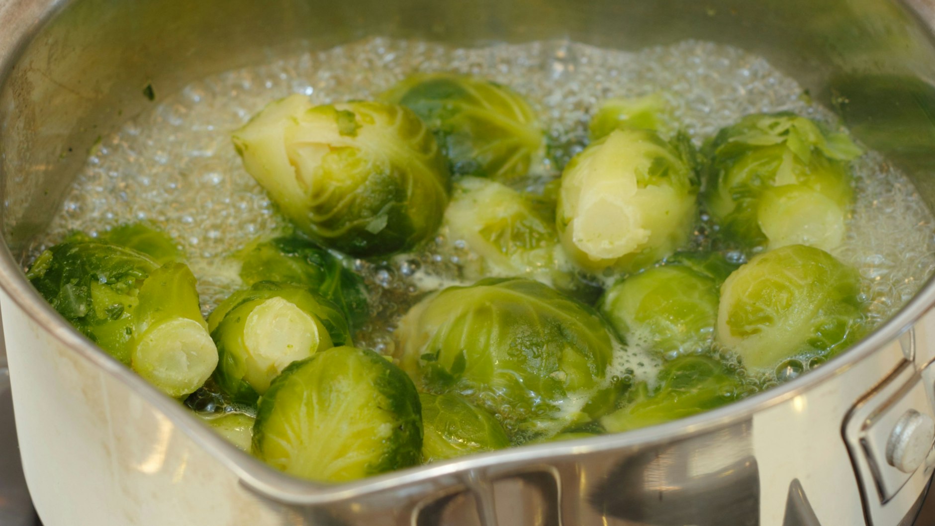 Damit Rosenkohl nicht bitter schmeckt, soll es helfen, etwas Zucker ins Kochwasser zu geben.