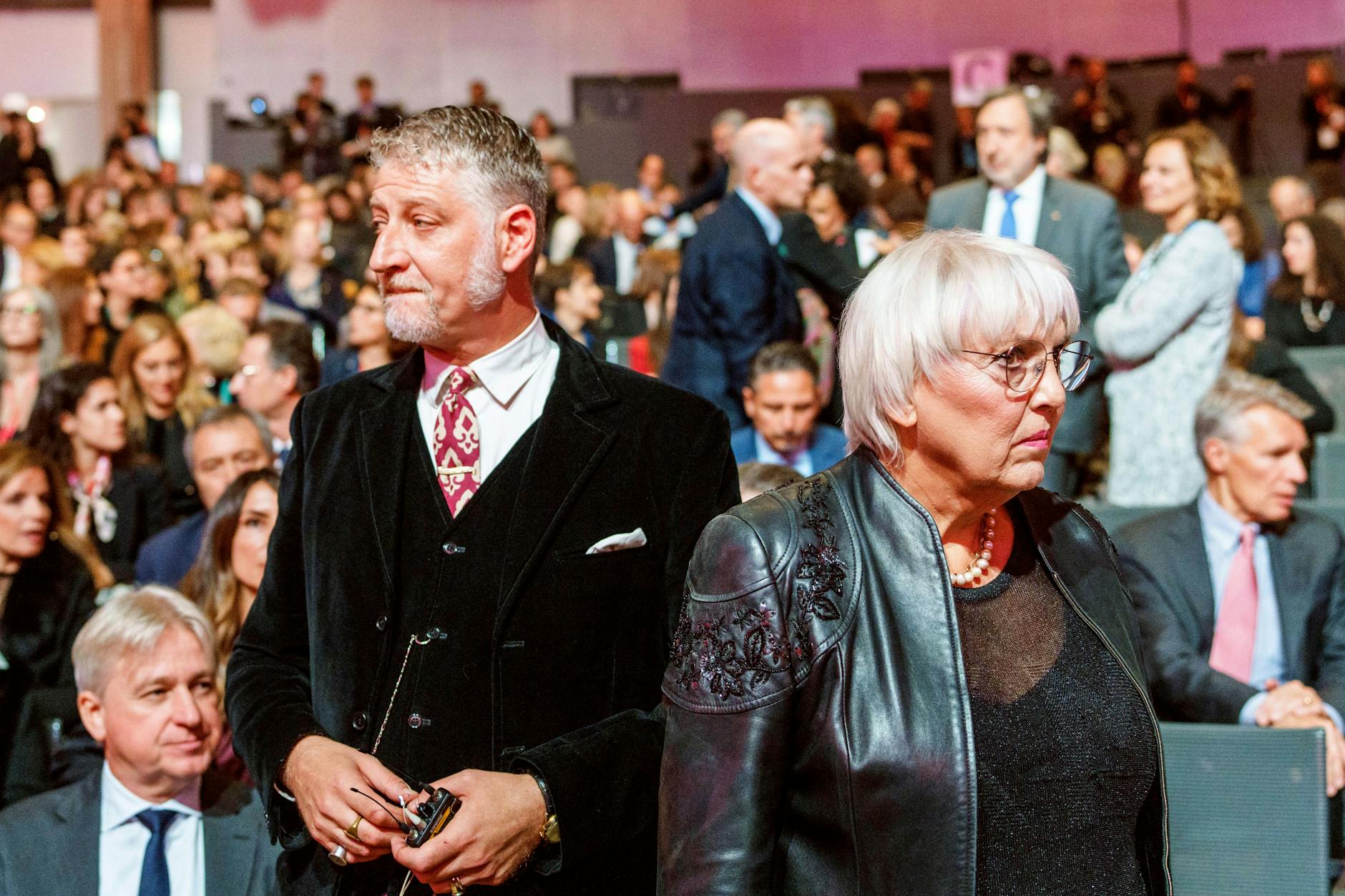 Claudia Roth (Bündnis 90/Die Grünen), Staatsministerin für Kultur und Medien, steht neben Alessandro Giuli, Kulturminister von Italien, bei der Eröffnungsfeier der 76. Frankfurter Buchmesse.