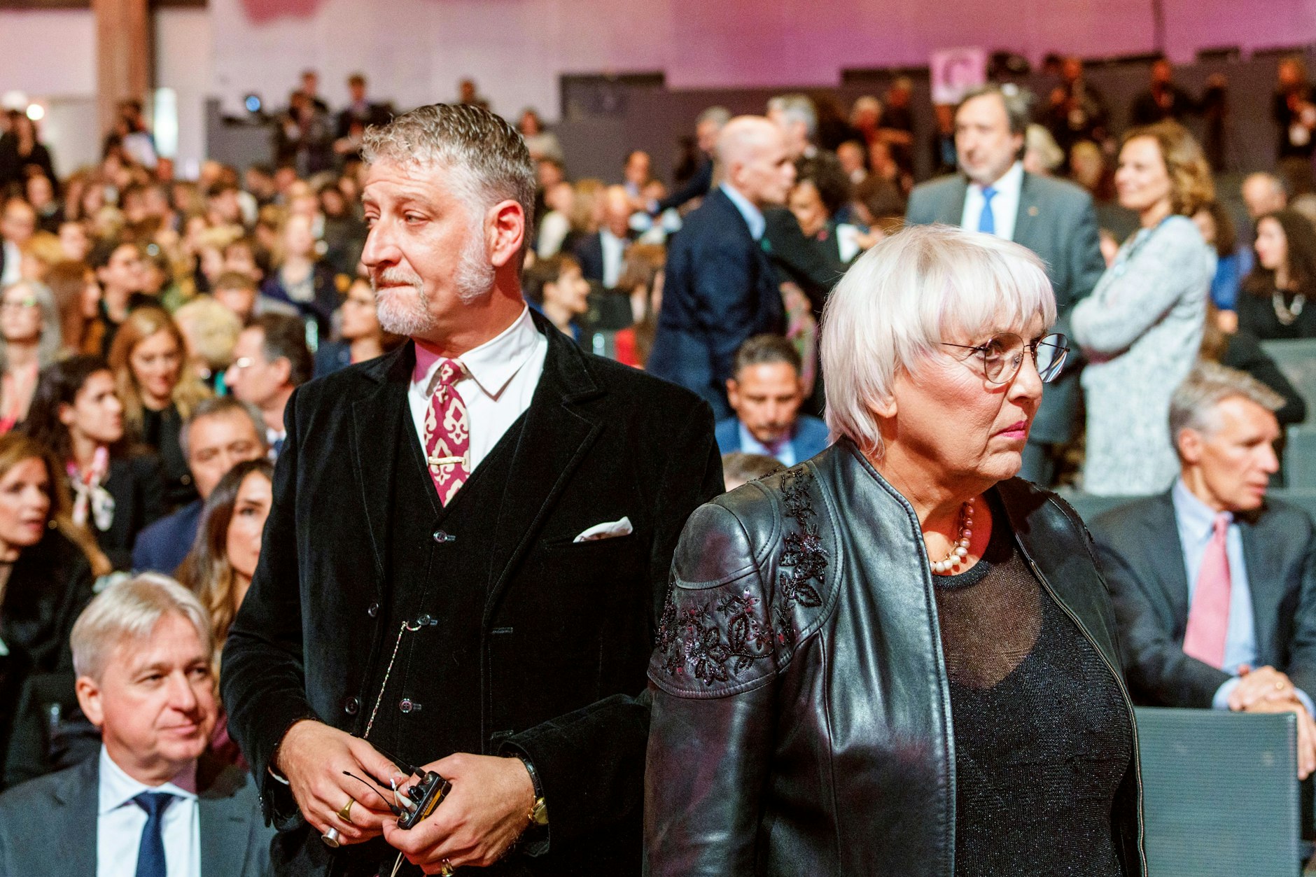 Claudia Roth (Bündnis 90/Die Grünen), Staatsministerin für Kultur und Medien, steht neben Alessandro Giuli,  Kulturminister von Italien, bei der Eröffnungsfeier der 76. Frankfurter Buchmesse.