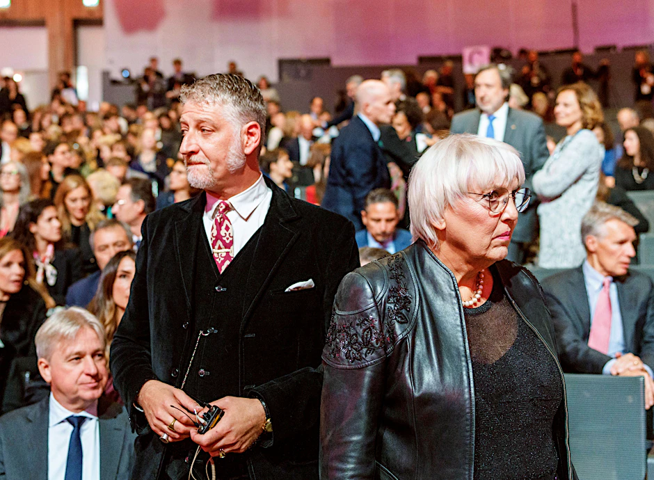 Claudia Roth (Bündnis 90/Die Grünen), Staatsministerin für Kultur und Medien, steht neben Alessandro Giuli,  Kulturminister von Italien, bei der Eröffnungsfeier der 76. Frankfurter Buchmesse.