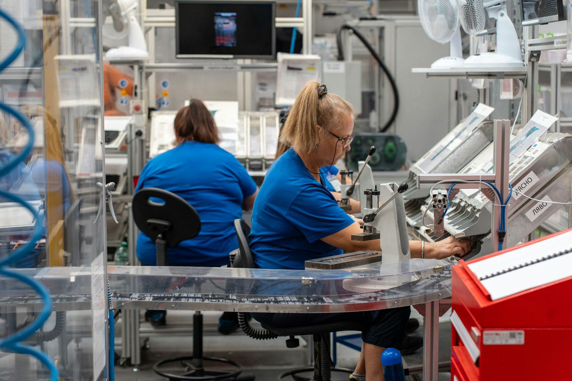 Zwei Arbeiterinnen im Werk der Mecalit-Tochtergesellschaft in Kuklen, Bulgarien&nbsp;