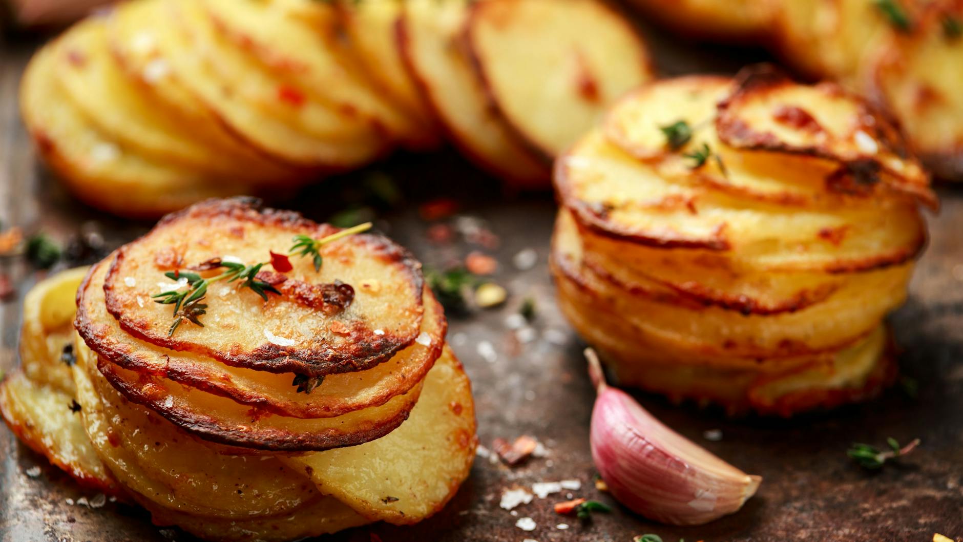 Lecker, deftig, käsig! Diese perfekten Kartoffeln vom Blech werden laut Rezept mit Knoblauch und Parmesan verfeinert und im Ofen gebacken.