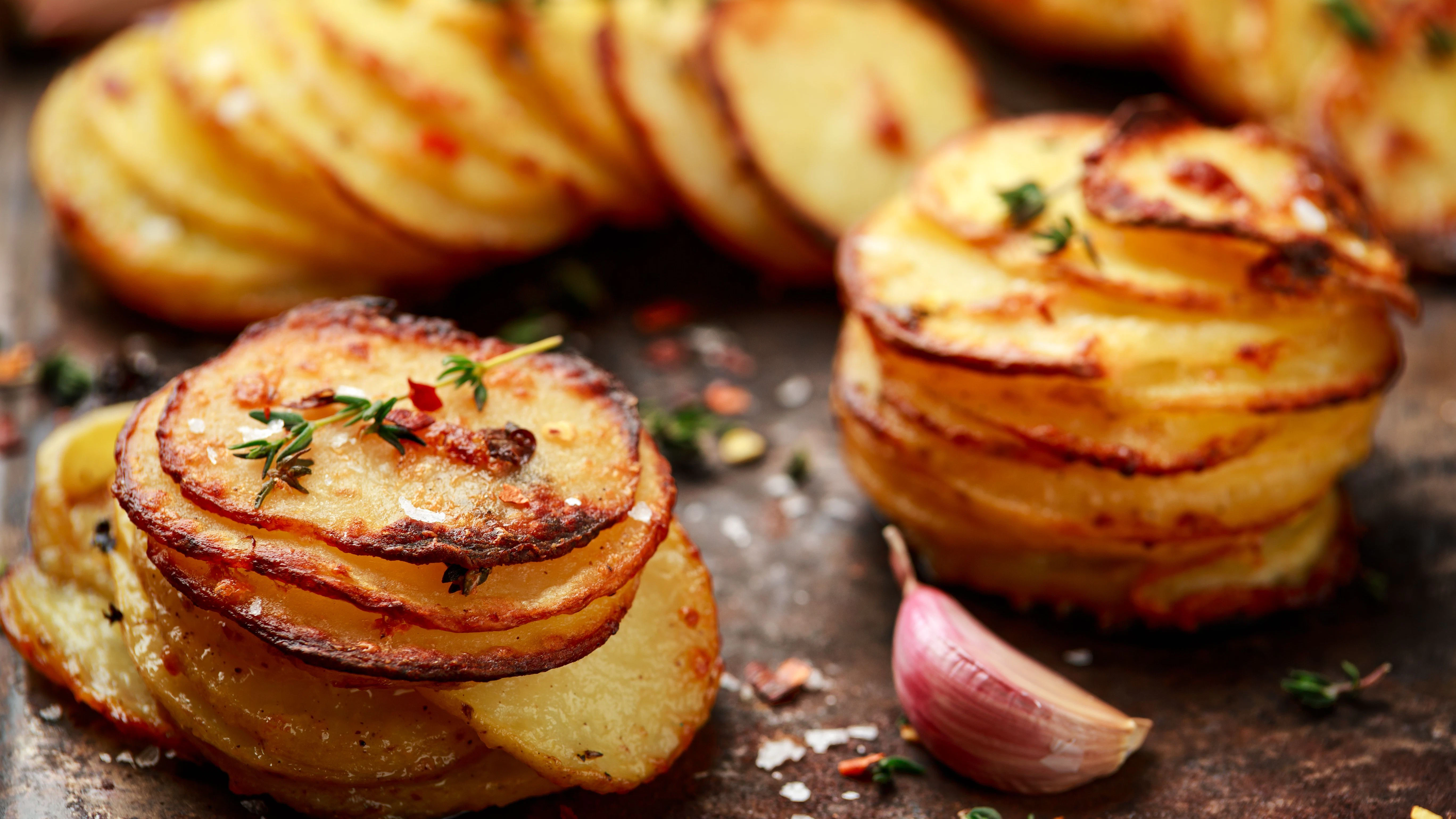 Lecker, deftig, käsig! Diese perfekten Kartoffeln vom Blech werden laut Rezept mit Knoblauch und Parmesan verfeinert und im Ofen gebacken.