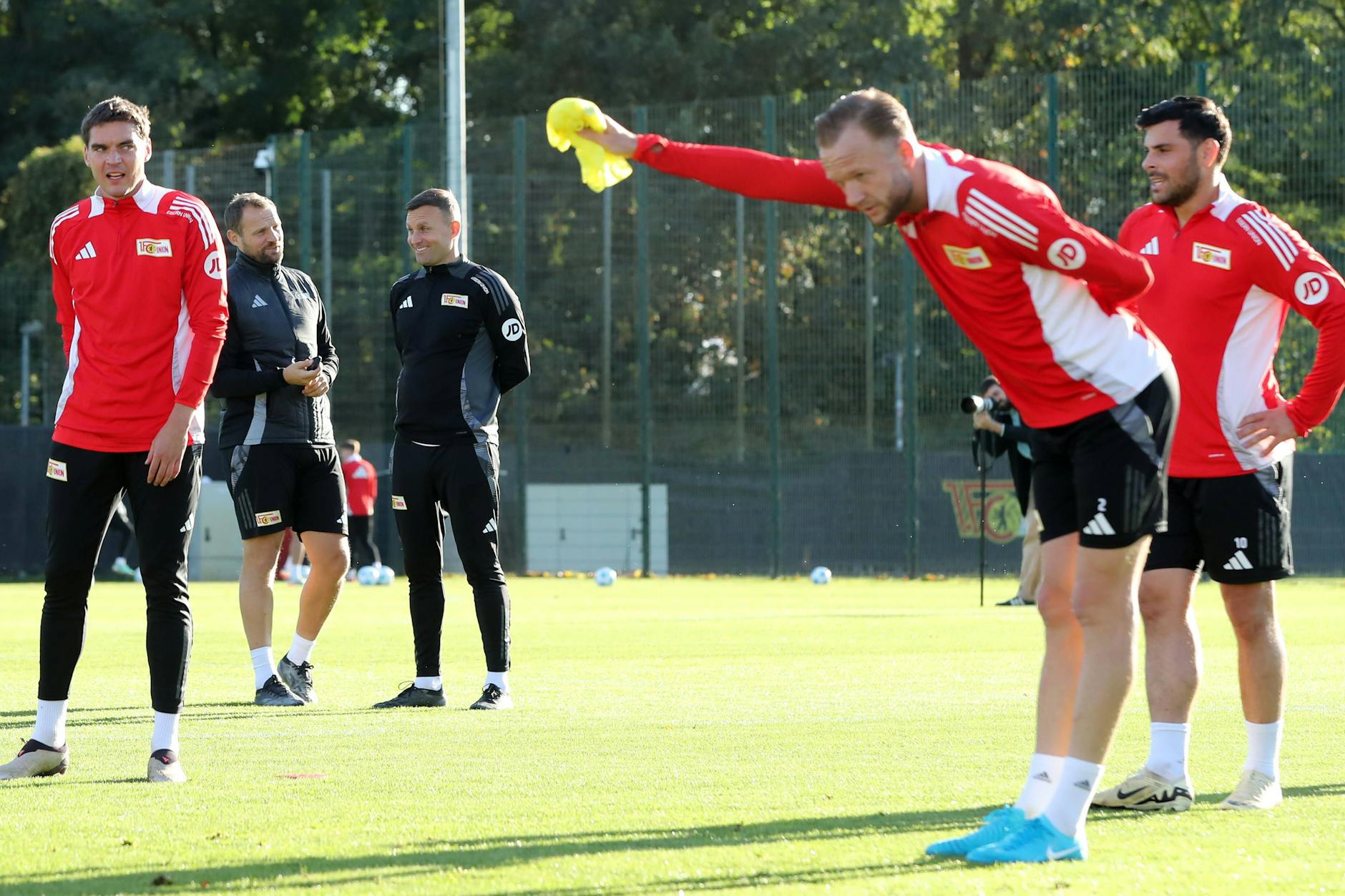 Spaß haben sie beim 1. FC Union derzeit jede Menge: Abwehrchef Kevin Vogt (33, 2.v.r.) warnt deswegen vor dem Spiel und Kiel und fordert von allen, strammzustehen. 