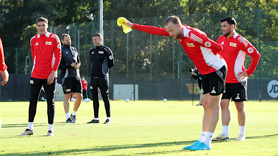 Spaß haben sie beim 1. FC Union derzeit jede Menge: Abwehrchef Kevin Vogt (33, 2.v.r.) warnt deswegen vor dem Spiel und Kiel und fordert von allen, strammzustehen.&nbsp;