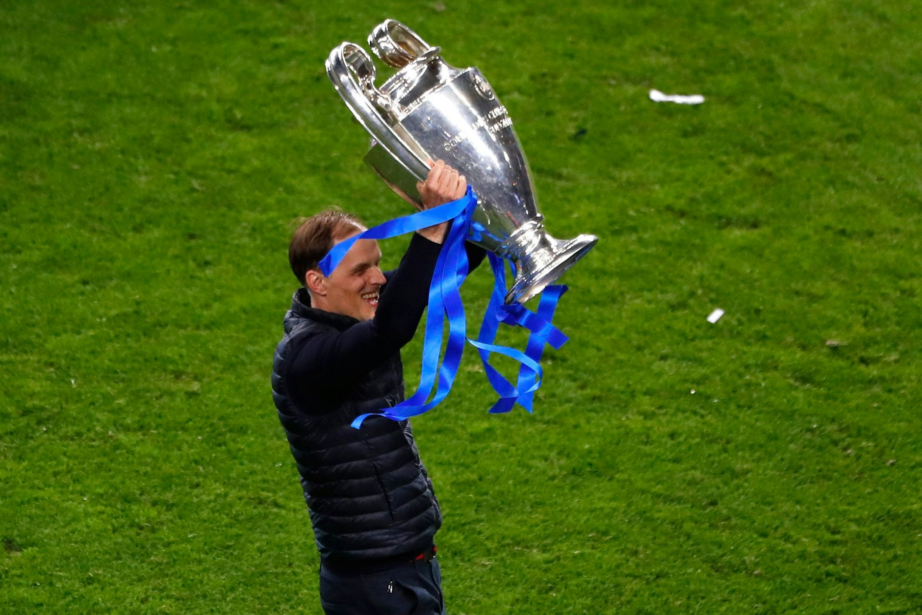 Thomas Tuchel schwenkt den Champions-League-Pokal, den er 2021 mit dem FC Chelsea gewann. Jetzt soll er 2026 den WM-Pokal auf die Insel holen.