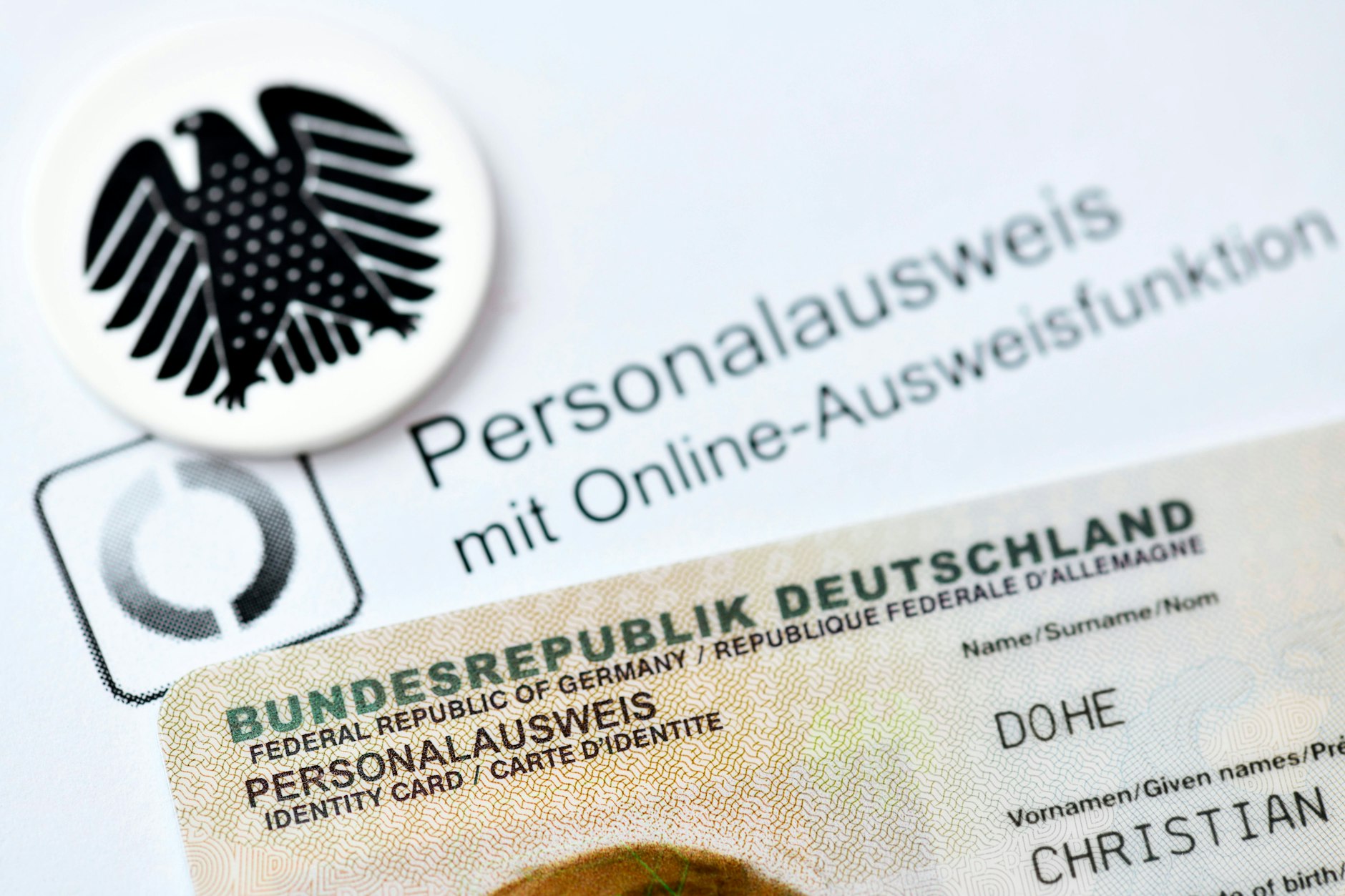 Für den neuen Online-Melde-Service braucht man einen speziellen Personalausweis.