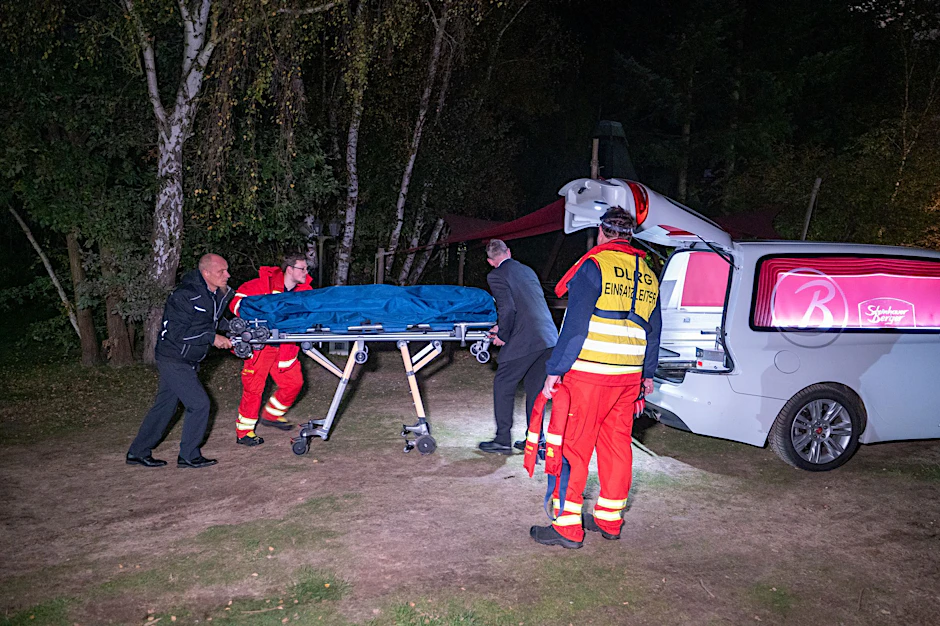 Einsatzkräfte bergen am Fluss Ilmenau eine Leiche. 