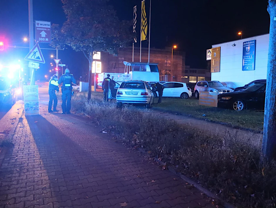 Glück im Unglück: Der Crash endet vor der Ausstellungsfläche eines Autohauses.