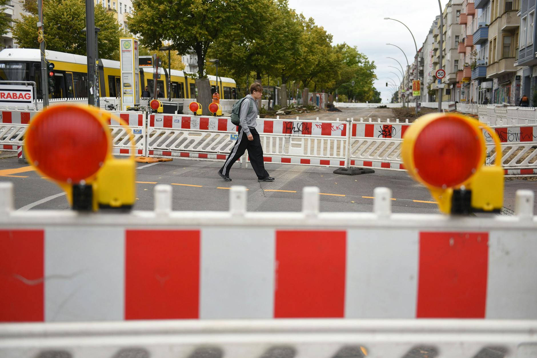 In Berlin wird überall gebaut - Autofahrer, die zum Start der Ferien in den Urlaub wollen, gucken in die Röhre. Aber auch für alle, die während der Ferien mit dem Wagen unterwegs sind, wird es schwierig.