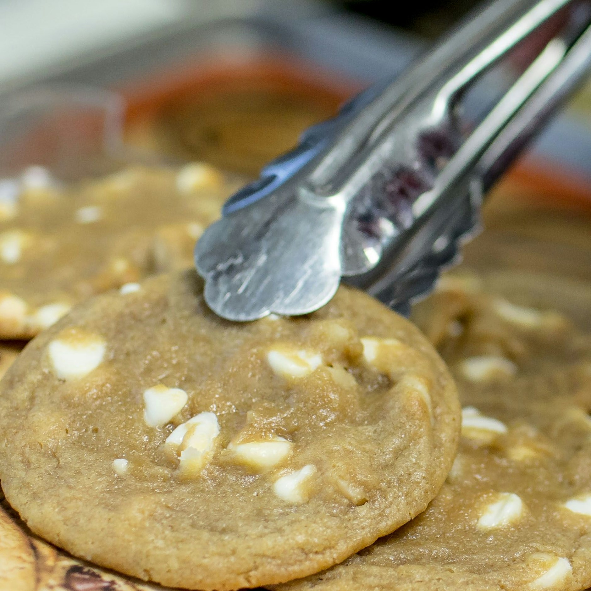 Die soften White Choc Macadamia Nut Cookies schmecken wie von Subway.