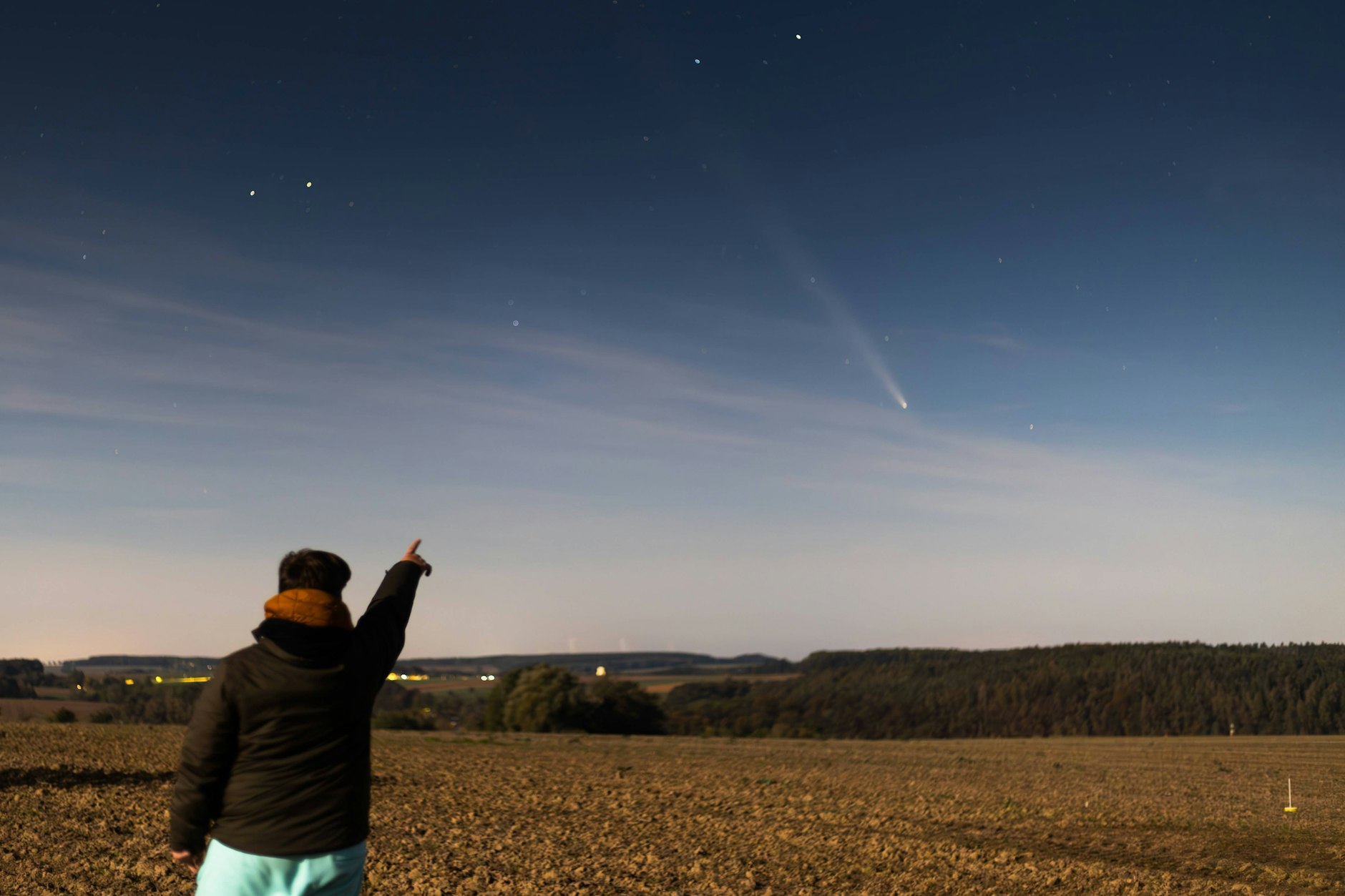 Der Komet C 2023 A3 (Tsuchinshan-ATLAS) ist mittlerweile gut mit dem bloßen Auge zu sehen. Auch am Dienstagabend, den 15. Oktober 2024, war er etwa zwischen 19 und 21 Uhr über dem mittelsächsischen Striegistal sichtbar. Besonders gut erkennbar war dabei auch der lange Schweif.