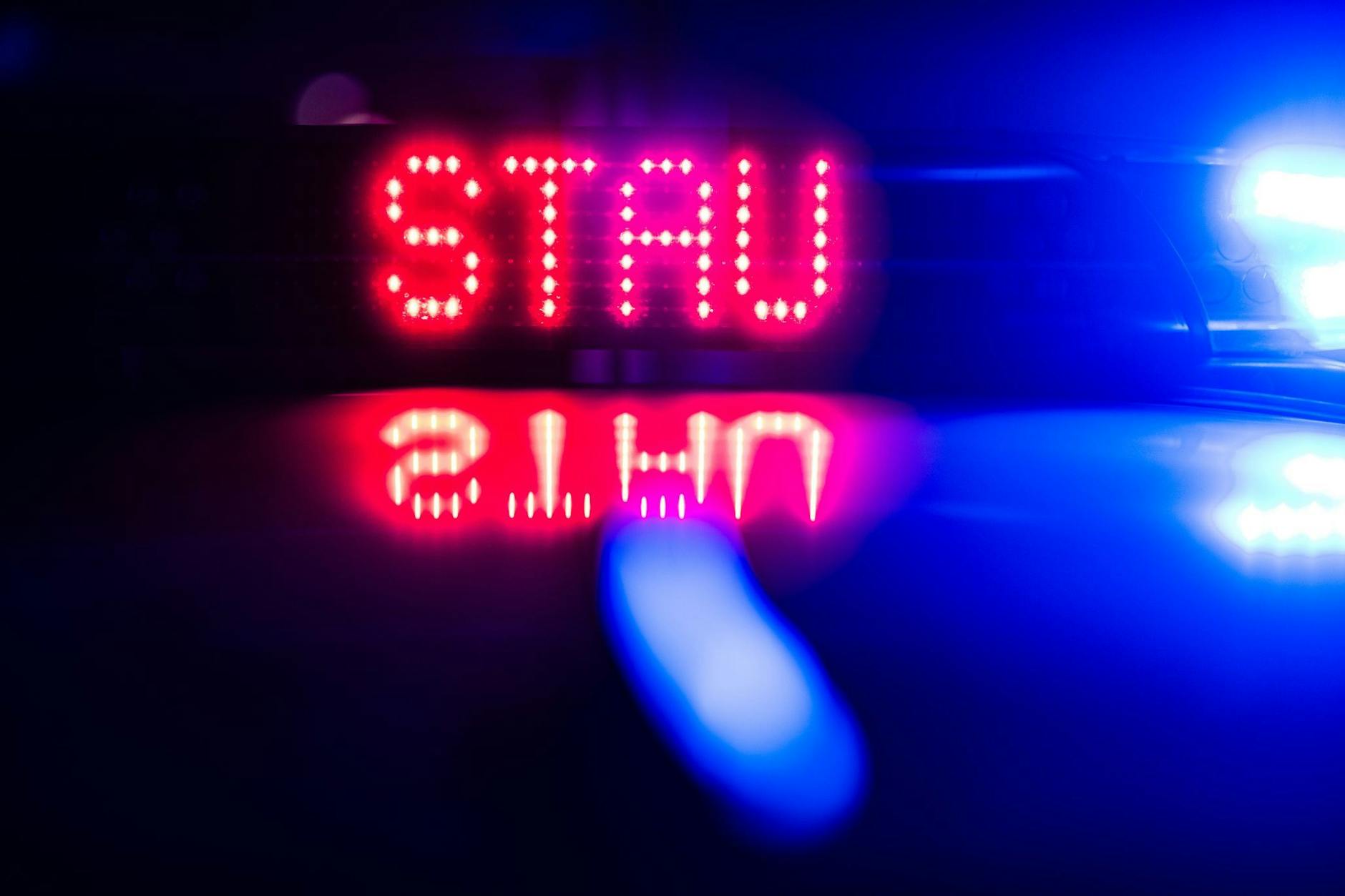 „Stau“ ist auf dem Dach eines Polizeiautos zu lesen. (Symbolbild)