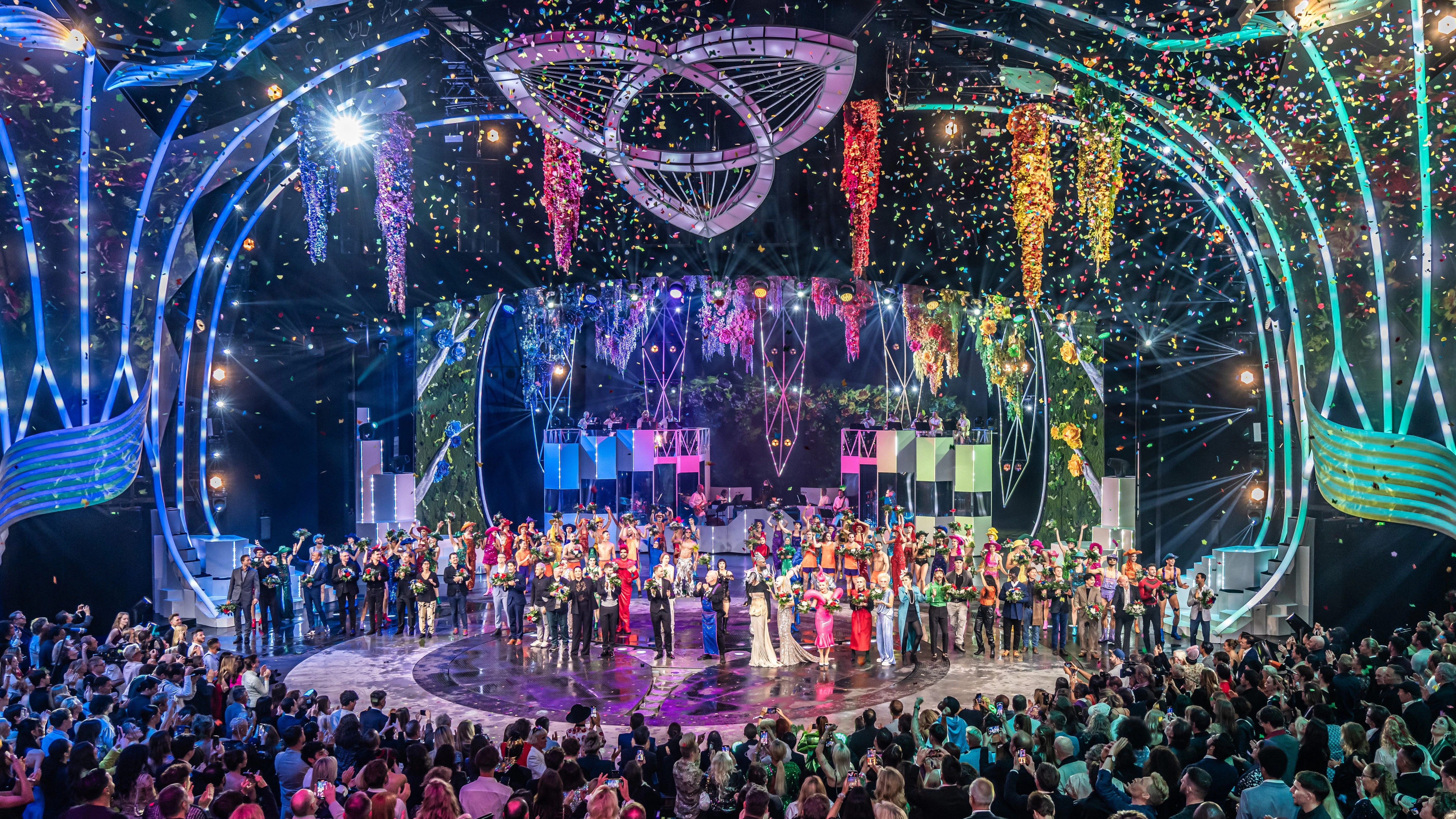 Schlussszene aus der aktuellen großen Show „Falling in Love“ im Friedrichstadt-Palast