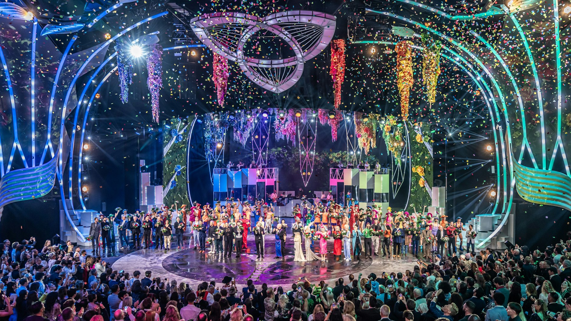 Schlussszene aus der aktuellen großen Show „Falling in Love“ im Friedrichstadt-Palast