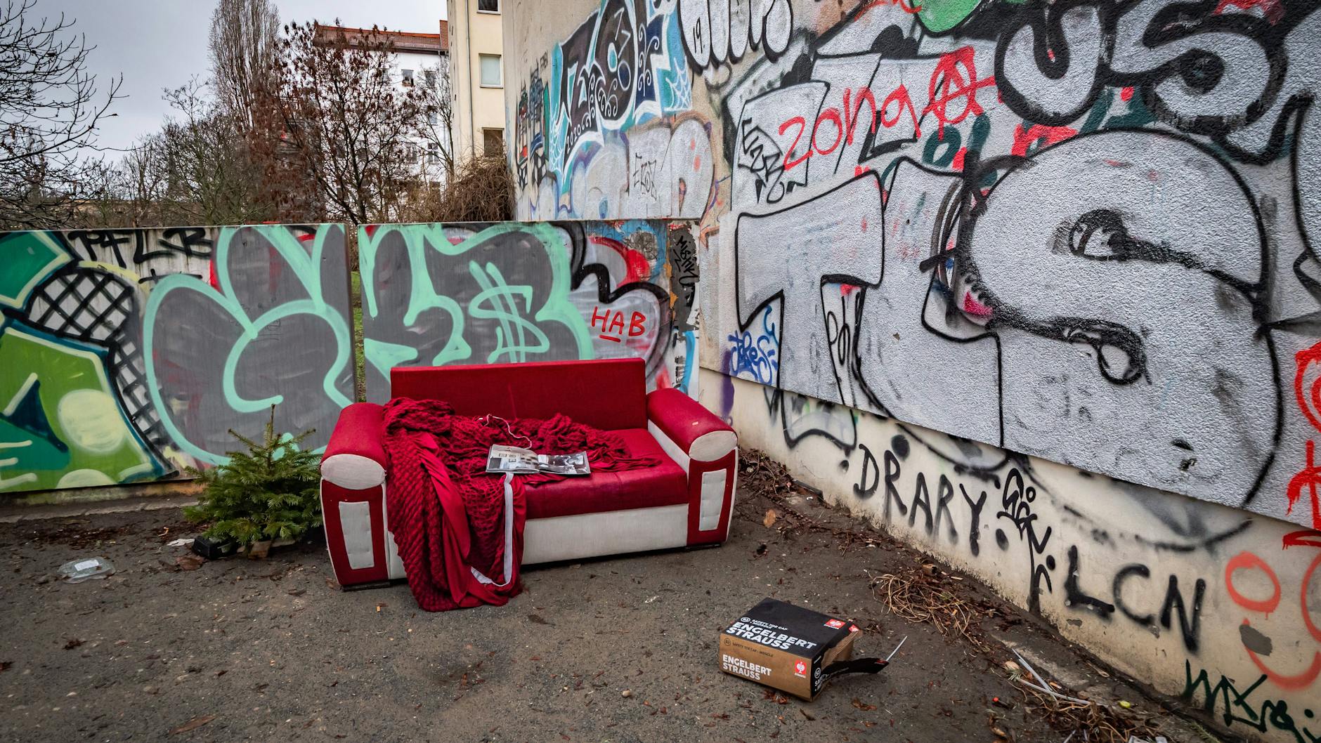 Sperrmüll in Berlin-Mitte: die Stadt und manche ihrer Bewohner machen es einem nicht leicht. 