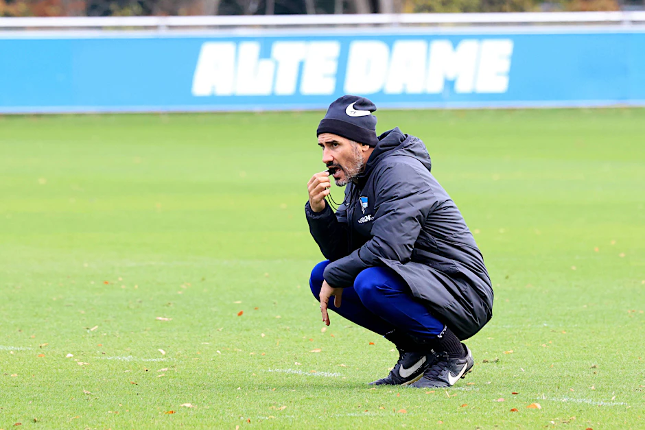 Herthas Trainer Christian Fiel hat es erwischt. Er muss wegen einer starken Erkältung gerade das Bett hüten.
