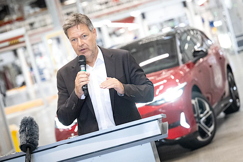 Wirtschaftsminister Robert Habeck hat seine Prognose gesenkt: Er rechnet damit, dass die Wirtschaftsleistung 2024 um 0,2 Prozent schrumpft.