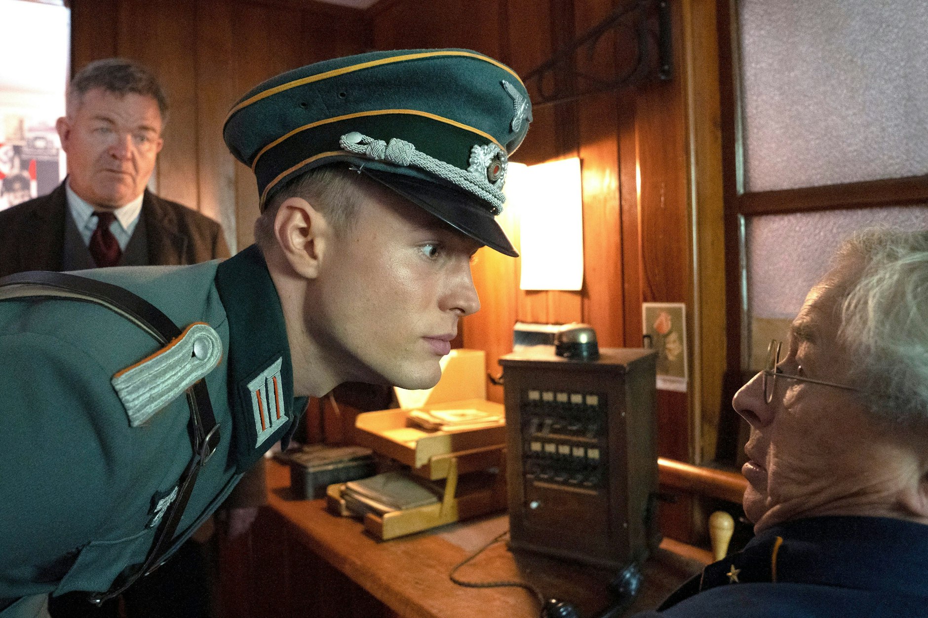 Bernhard Tabler (Cornelius Obonya), Hagen von Strelow (Ludwig Simon), Karl (Gerd Lohmeyer).