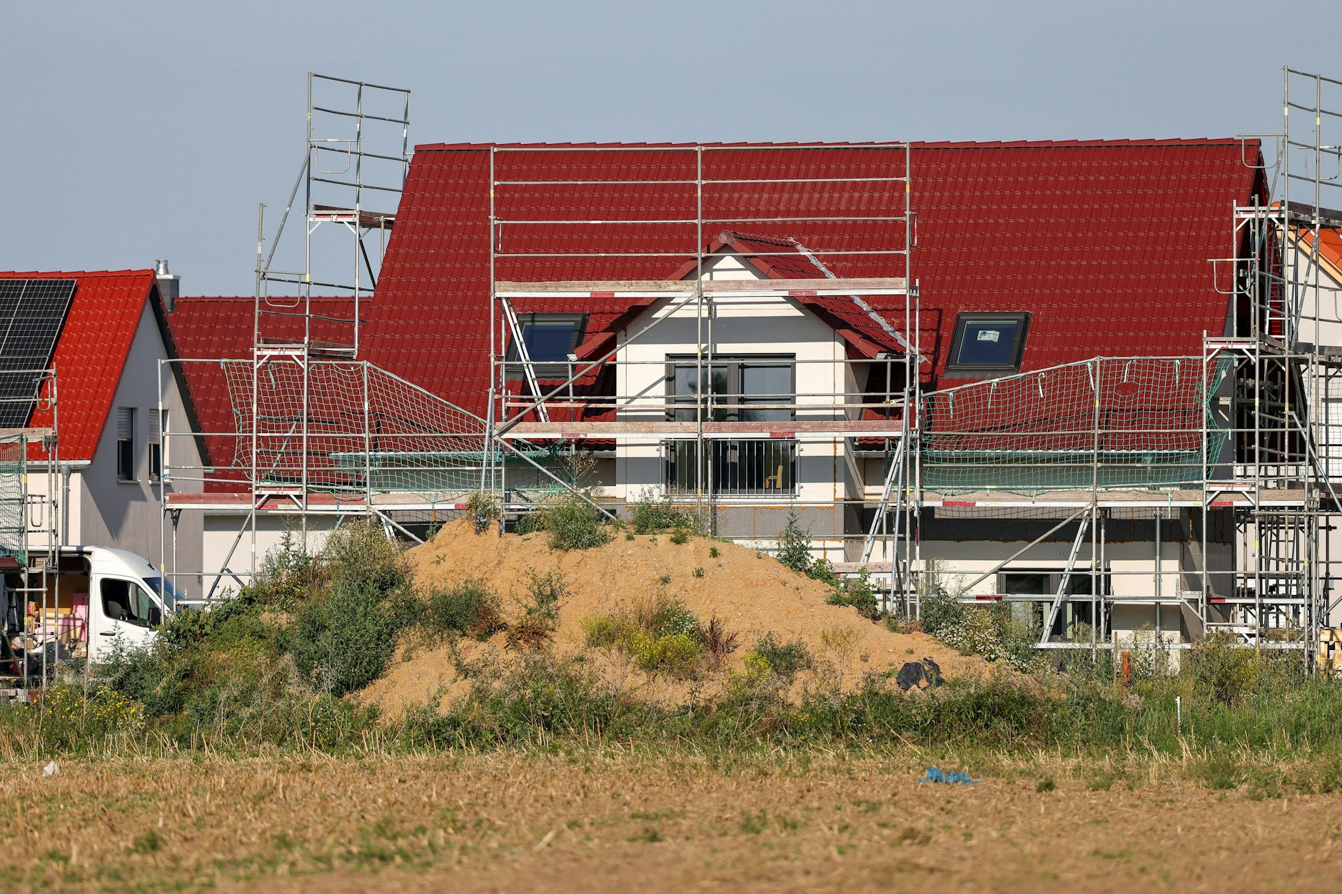 Der Traum vom Eigenheim wird durch die Zinssenkung der EZB wieder günstiger. Denn so sinken auch die Kosten für Kredite.