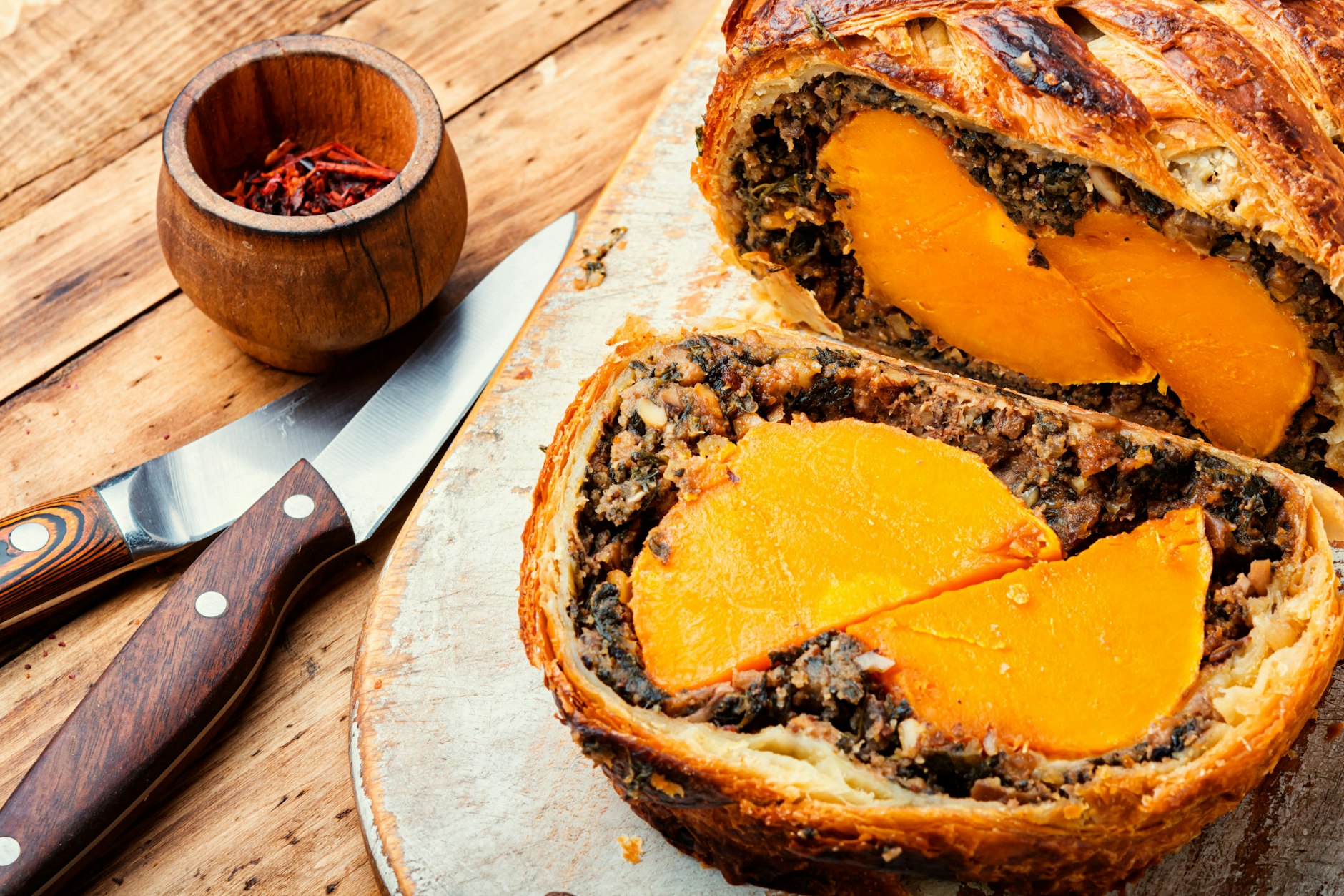 Das Rezept für Wellington-Kürbis ist ein echter Hingucker und total lecker.