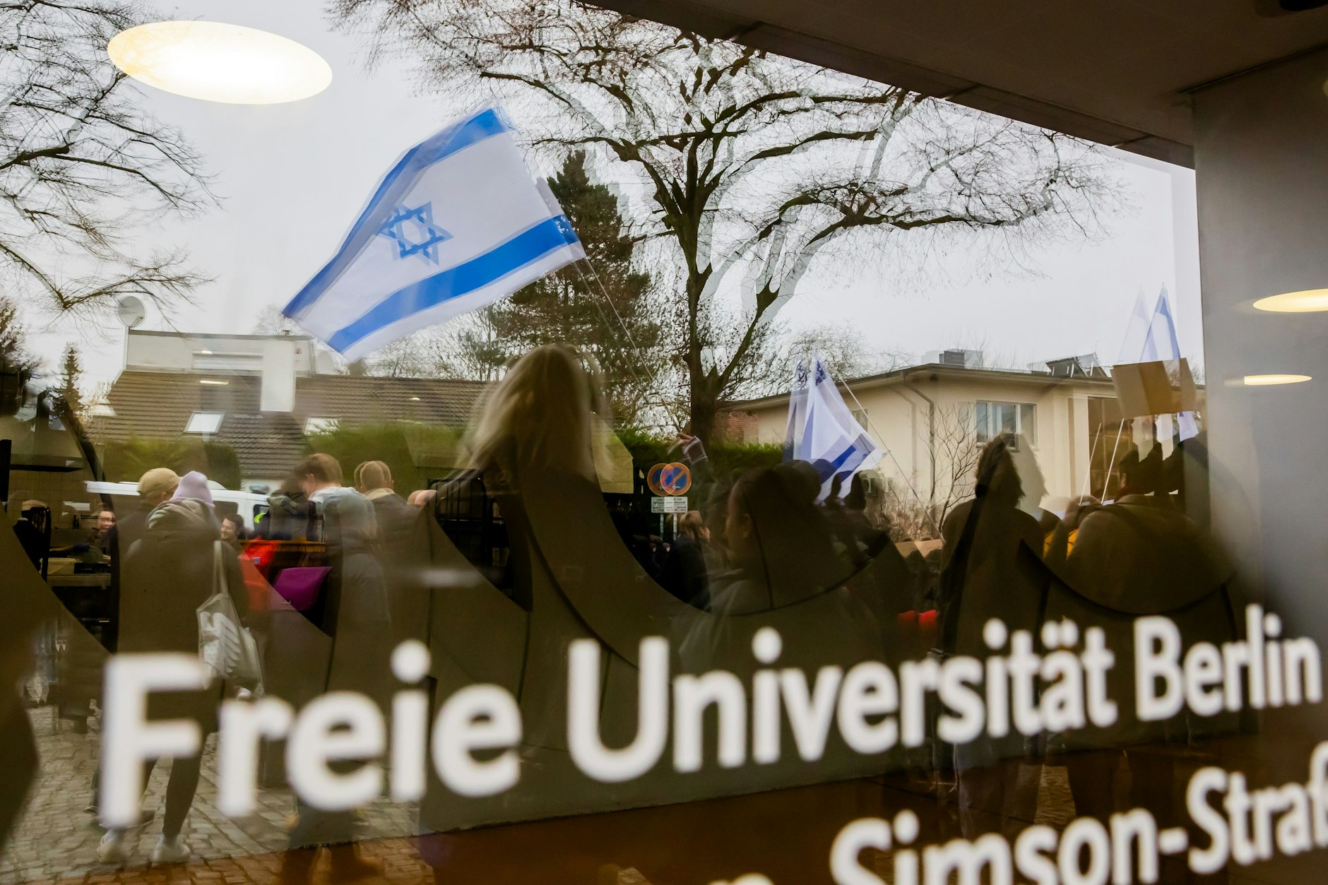 Eine Israel-Flagge spiegelt sich bei einem stillen Protest einer Initiative für die Sicherheit jüdischer Studenten in einer Scheibe der Freien Universität Berlin. (Archivbild)