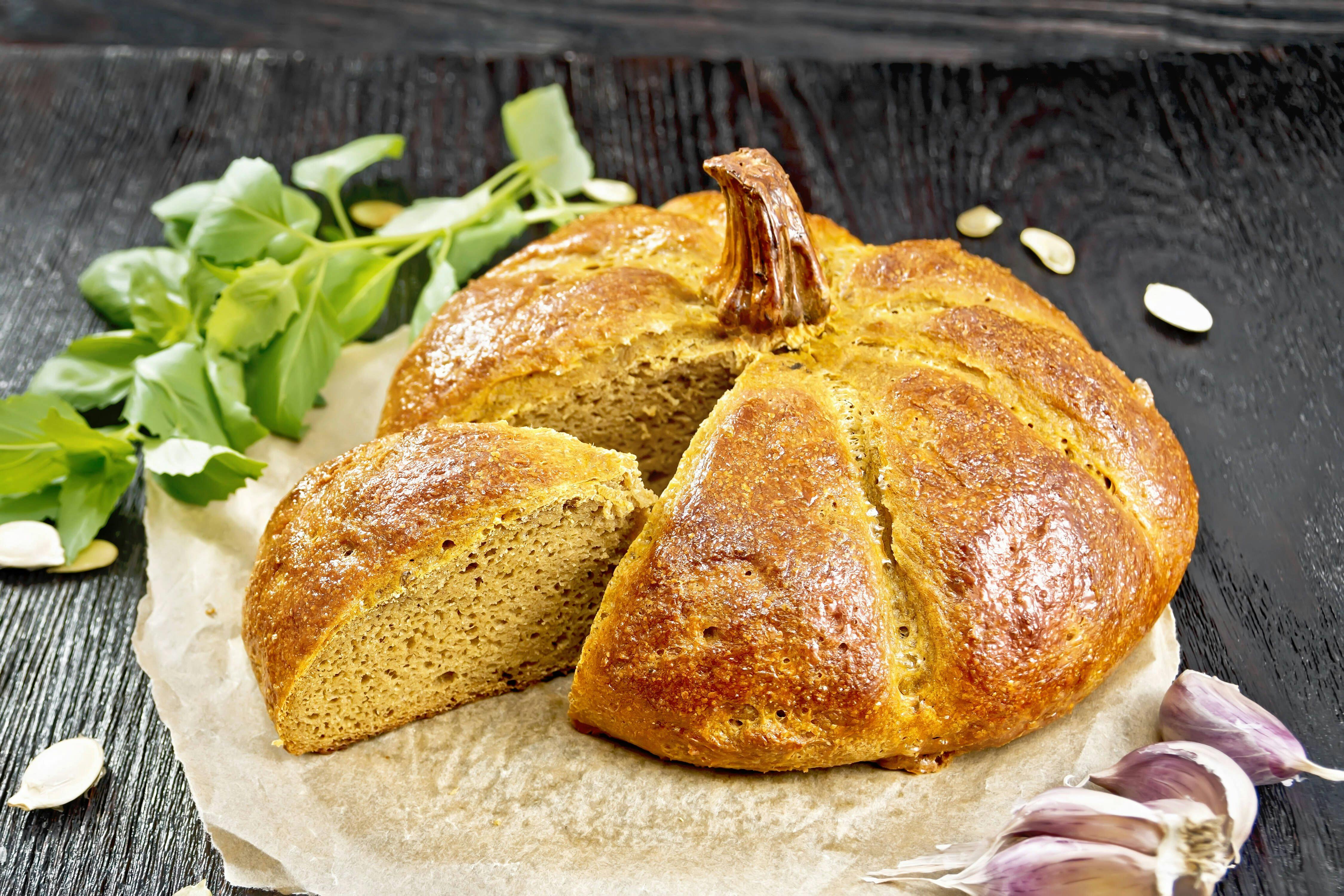 Geniales Rezept für Kürbisbrot: So backen Sie ein saftiges Herbstbrot