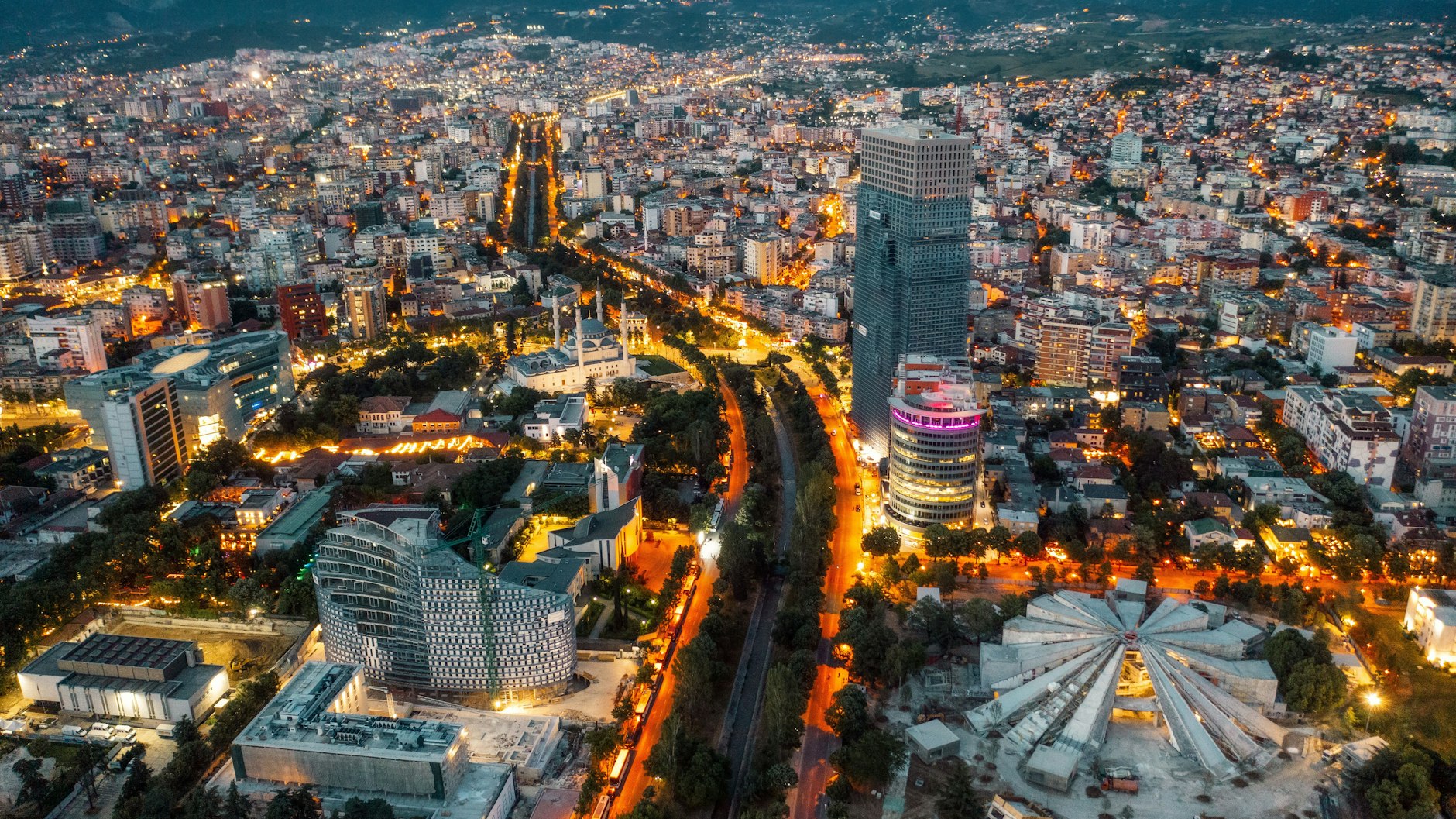 Albaniens Hauptstadt Tirana hat sich zu einer modernen Metropole gemausert – und sie liegt auch noch genau zwischen Bergen und dem Meer. Perfekt für einem Herbstausflug ab Berlin in 2:15 Stunden.