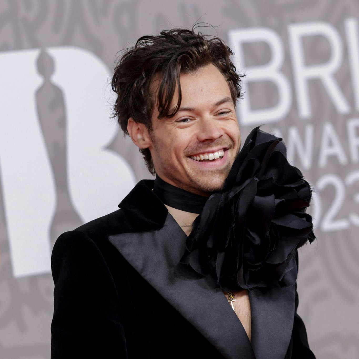Harry Styles posiert für Fotografen bei seiner Ankunft bei den Brit Awards 2023.
