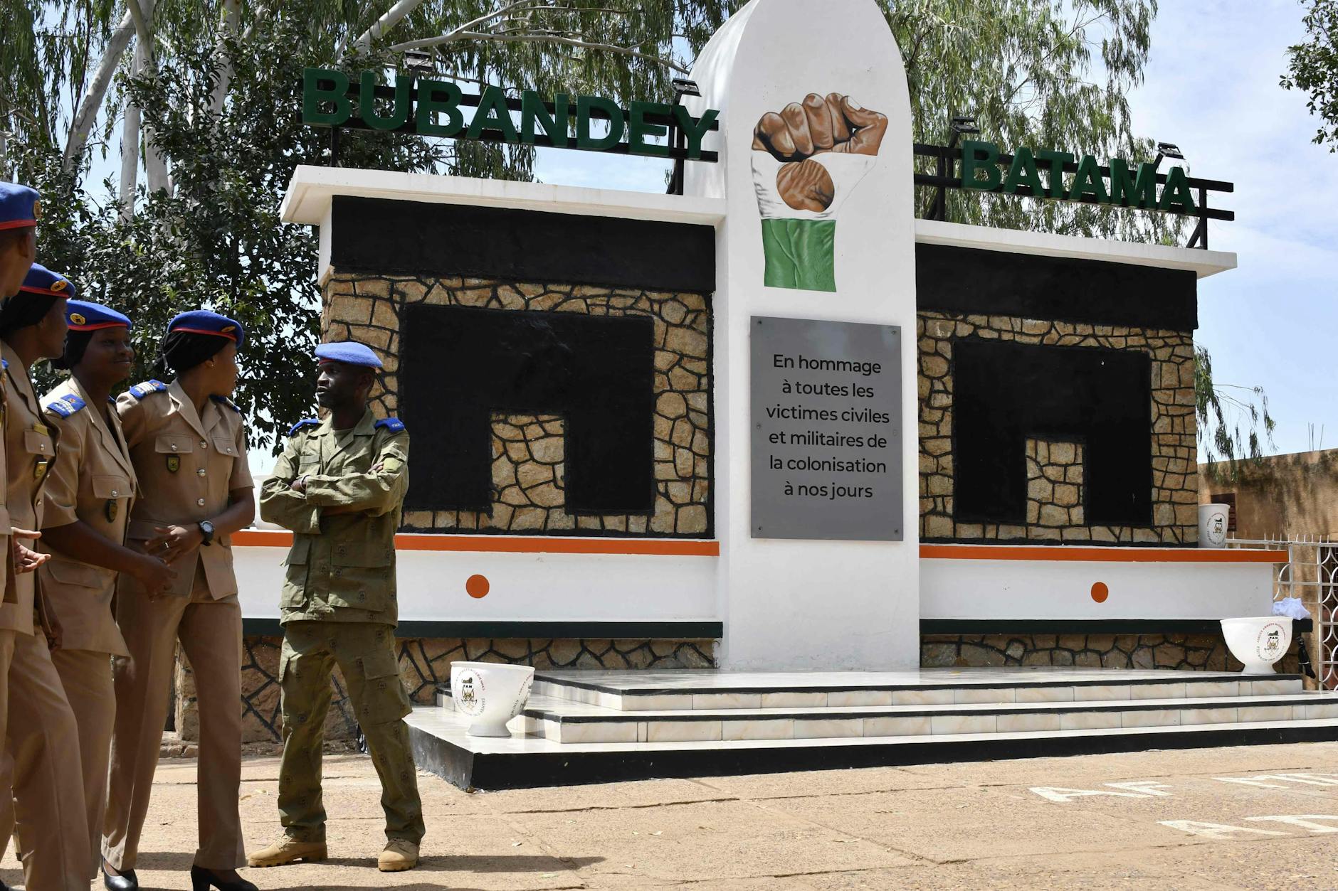 Militärbeamte nehmen an einer Umbenennungszeremonie in Niamey teil, bei der das Denkmal, das den Opfern der beiden Weltkriege gewidmet war, in „Bubandey Batama“ („Unseren Toten“ in der Djerma-Sprache) umbenannt wurde und nun an zivile und militärische Opfern der Kolonisierung erinnern soll.