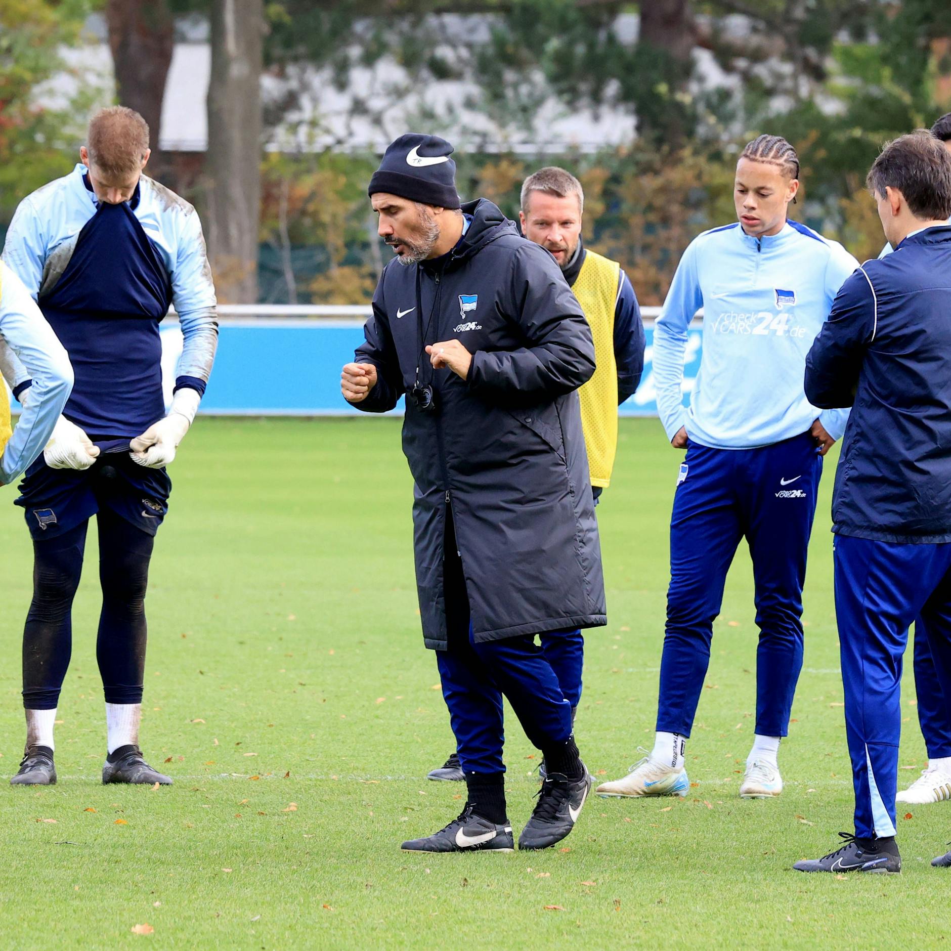 Hertha-Trainer Cristian Fiel hat es gerade nicht leicht. Viele verletzte Spieler zwingen ihn immer wieder, das Team umzubauen.