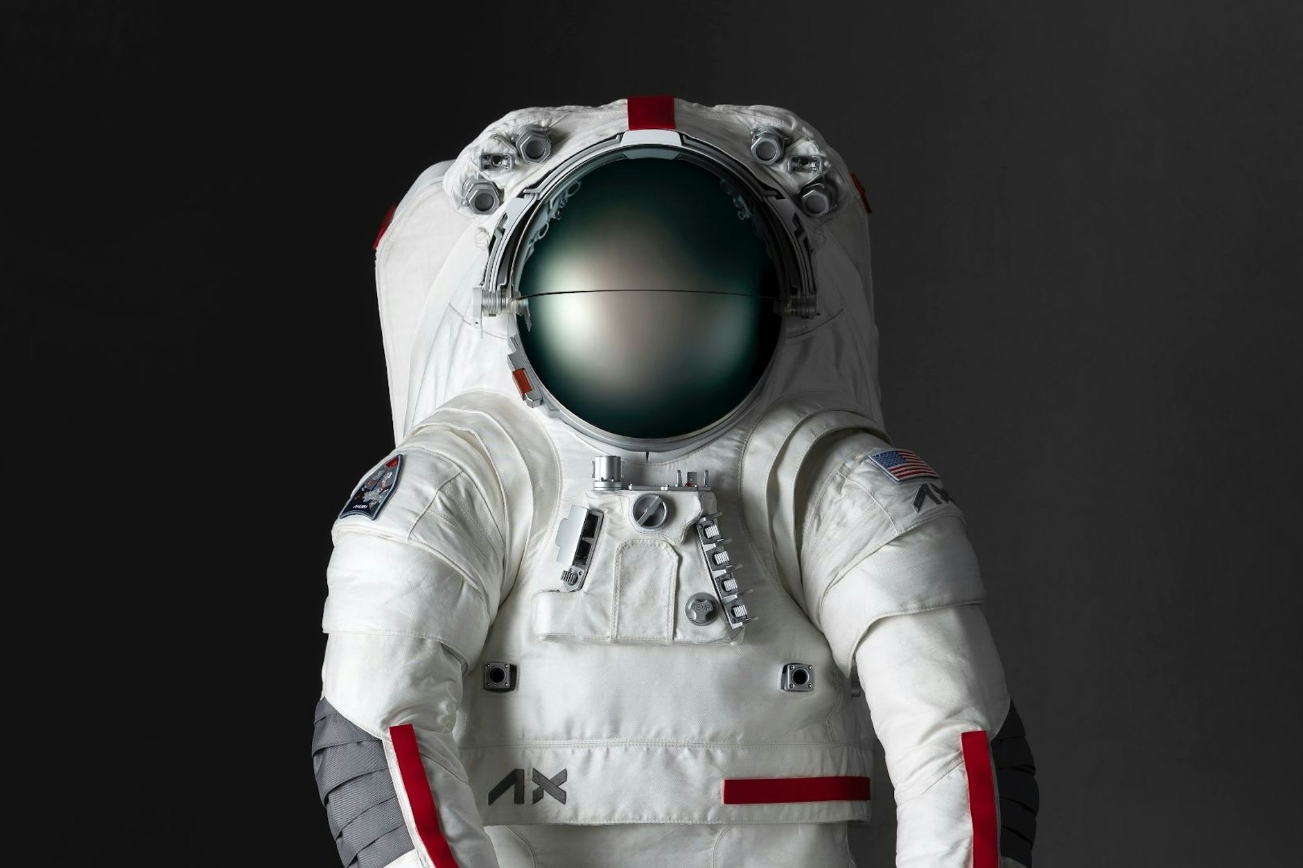 Für Astronautinnen und Astronauten: Der Raumanzug von Prada hält extremen Temperaturen stand und schützt vor Mondstaub.